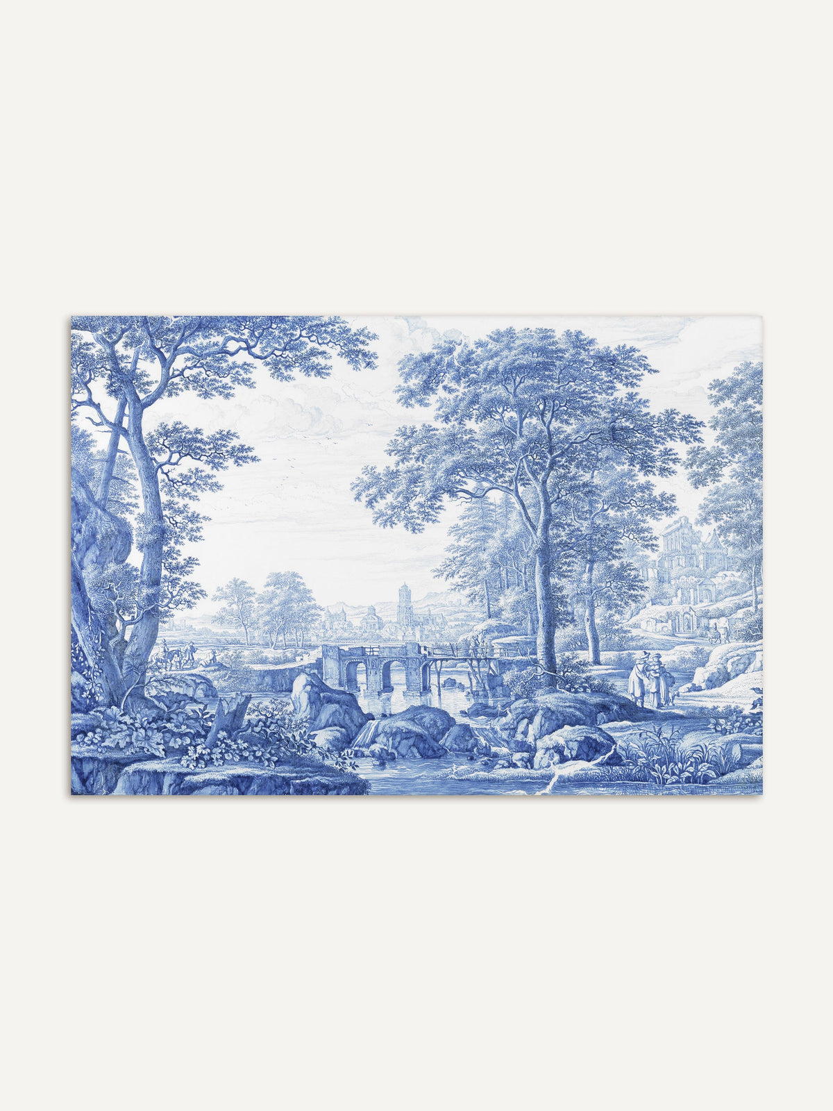 Ein eleganter Chinoiserie-Wanddruck in Blautönen zeigt eine idyllische Landschaft mit großen, detailliert gezeichneten Bäumen, einer Steinbrücke über einen ruhigen Fluss und mehreren Figuren, die in der Ferne spazieren. Im Hintergrund sind historische Gebäude und Türme zu erkennen, was der Szene eine nostalgische, klassische Atmosphäre verleiht. #Rahmen_Ohne Rahmen