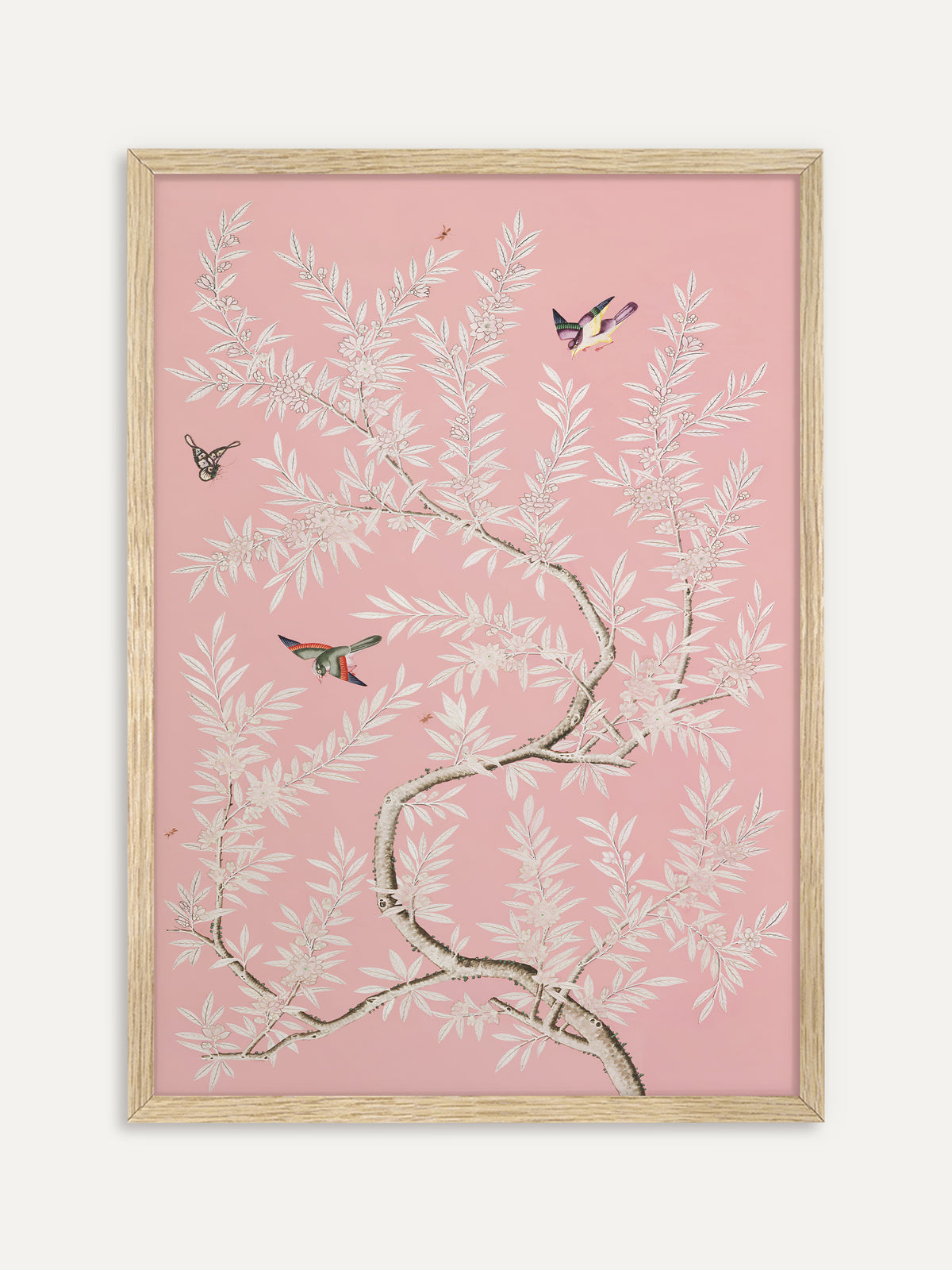 Kunstdruck, der weiße Blütenzweige mit zwei bunten Vögeln und einem kleinen Schmetterling auf zartrosa Grund zeigt. Im Rahmen aus hellem Holz wirkt das Chinoiserie Motiv zart und frühlingshaft. #Rahmen_Helles Holz
