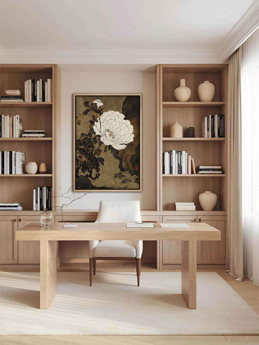 Der florale Kunstdruck hängt mittig über einem hellen Holzschreibtisch im modernen Home Office. Die Pfingstrosenillustration verleiht dem Raum eine ruhige, kreative Ausstrahlung.