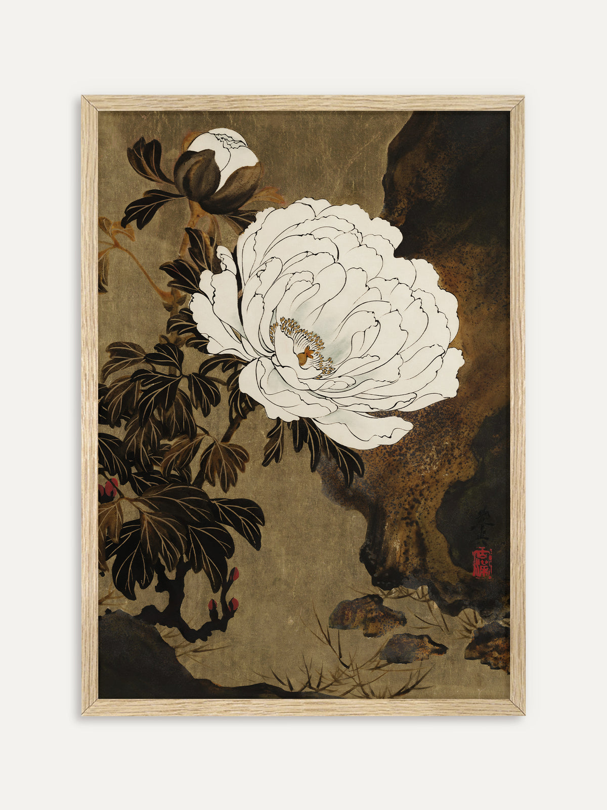 Kunstdruck, der eine große weiße Pfingstrose mit Knospe und dunklem Laub neben einem braunen Felsen auf goldschimmerndem Grund zeigt. Im Rahmen aus hellem Holz wirkt das Motiv ruhig und passt gut zu Japandi Räumen. #Rahmen_Helles Holz