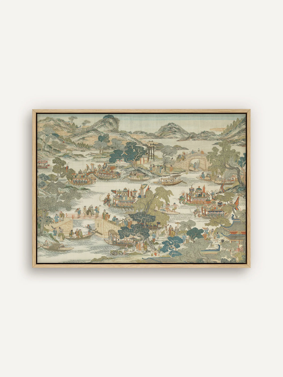 Chinoiserie Landschaft als Leinwandbild im Querformat im naturfarbenen Schattenfugenrahmen. Drachenboote, Brücken, Bäume und Hügel sind in Jadegrün, Petrol und Sand fein gezeichnet. #Rahmen_Natur