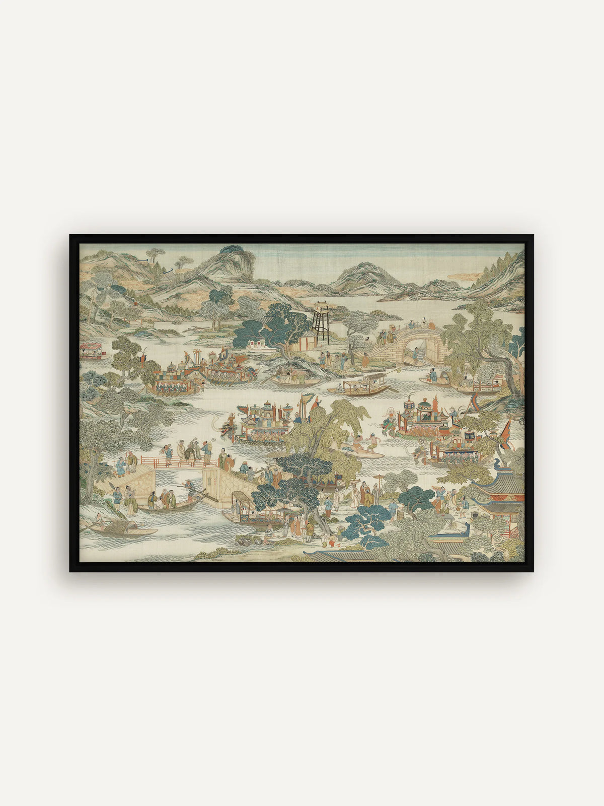 Asiatische Flusslandschaft als Leinwandbild im schwarzen Schattenfugenrahmen. Der dunkle Rahmen fasst die helle, gedeckte Szene mit Drachenbooten, Bäumen und Hügeln klar ein. #Rahmen_Schwarz