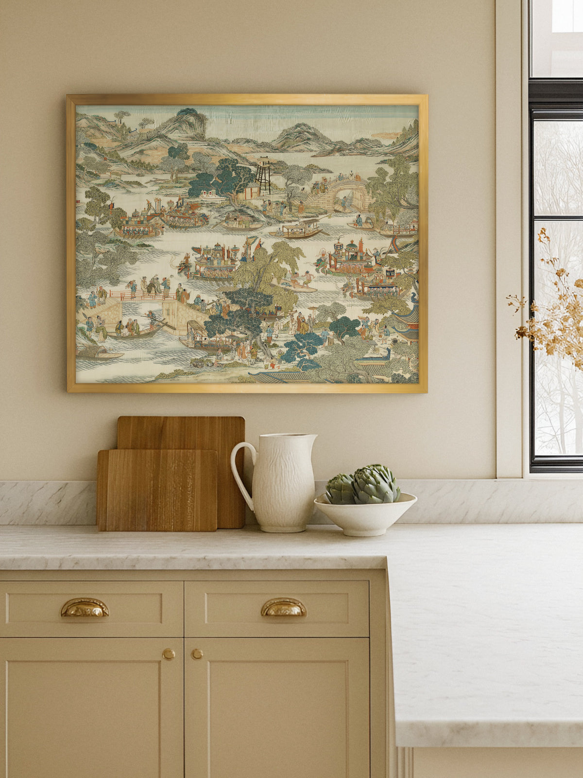 Chinoiserie Wandbild mit Flusslandschaft und Drachenbooten in einer eleganten Küche in Beigetönen. Das detailreiche Motiv fügt sich ruhig in die hellen Farben des Raums ein.