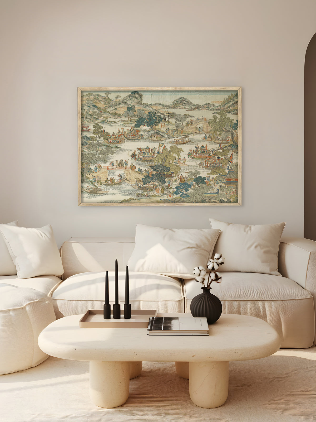 Chinoiserie Kunstdruck mit Drachenbooten auf einem Fluss in einem hellen, modernen Wohnzimmer. Die Jadegrün- und Sandtöne des Wandbilds bringen ruhige Wärme in den Raum.