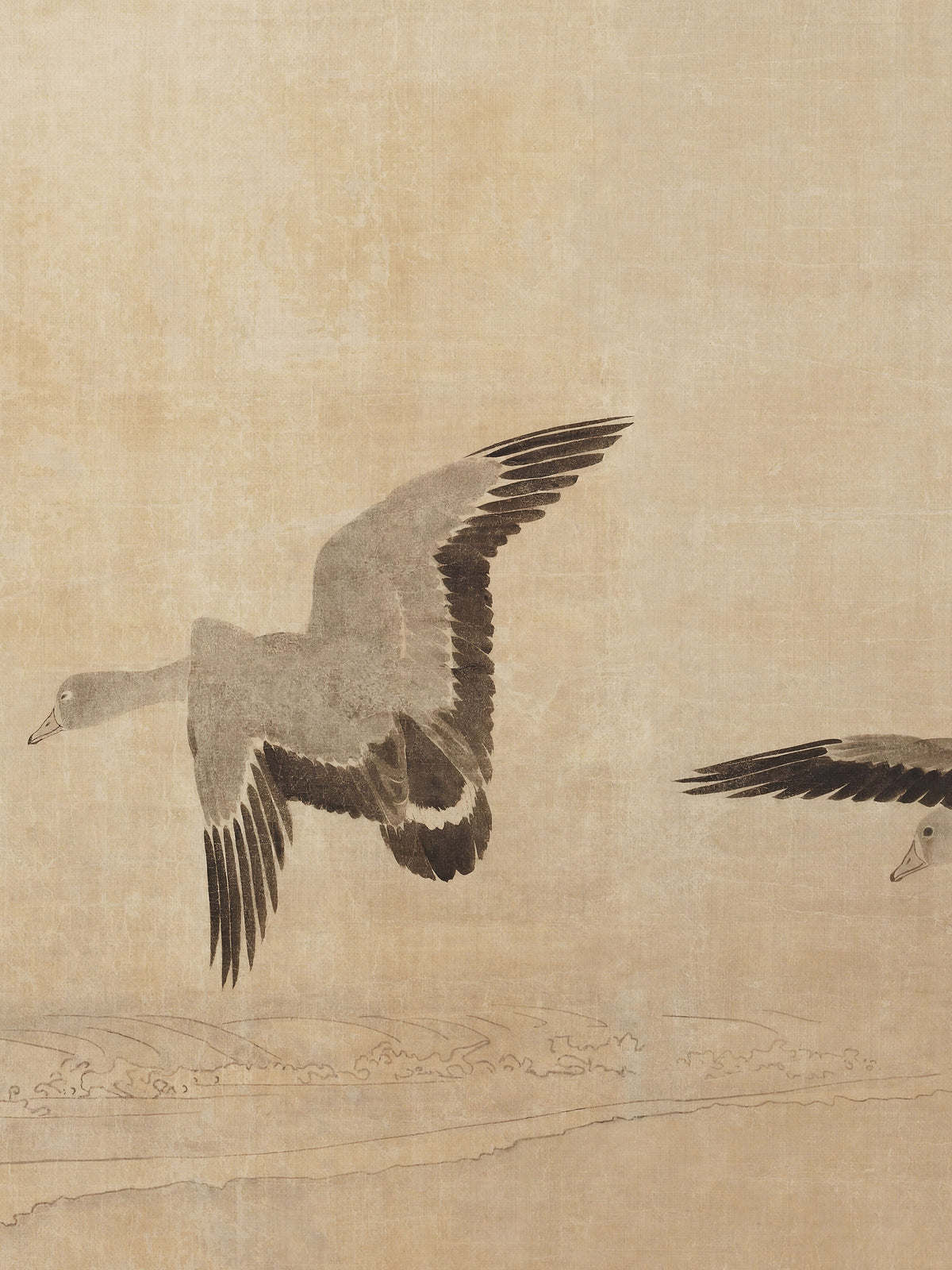 Detailaufnahme des Leinwandbildes mit sichtbarer, gealterter Papierstruktur. Eine Gans mit grauem Körper und braunschwarzen Schwungfedern fliegt über fein gezeichnete Wellenlinien am Strand.
