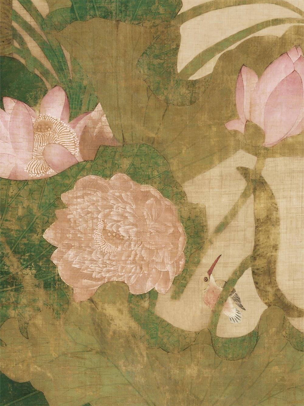 Feine Illustration mit rosa Lotusblüten, grünen Blättern und einem kleinen Vogel. Die zarte Linienführung und Textur des Kunstdrucks sind deutlich sichtbar.