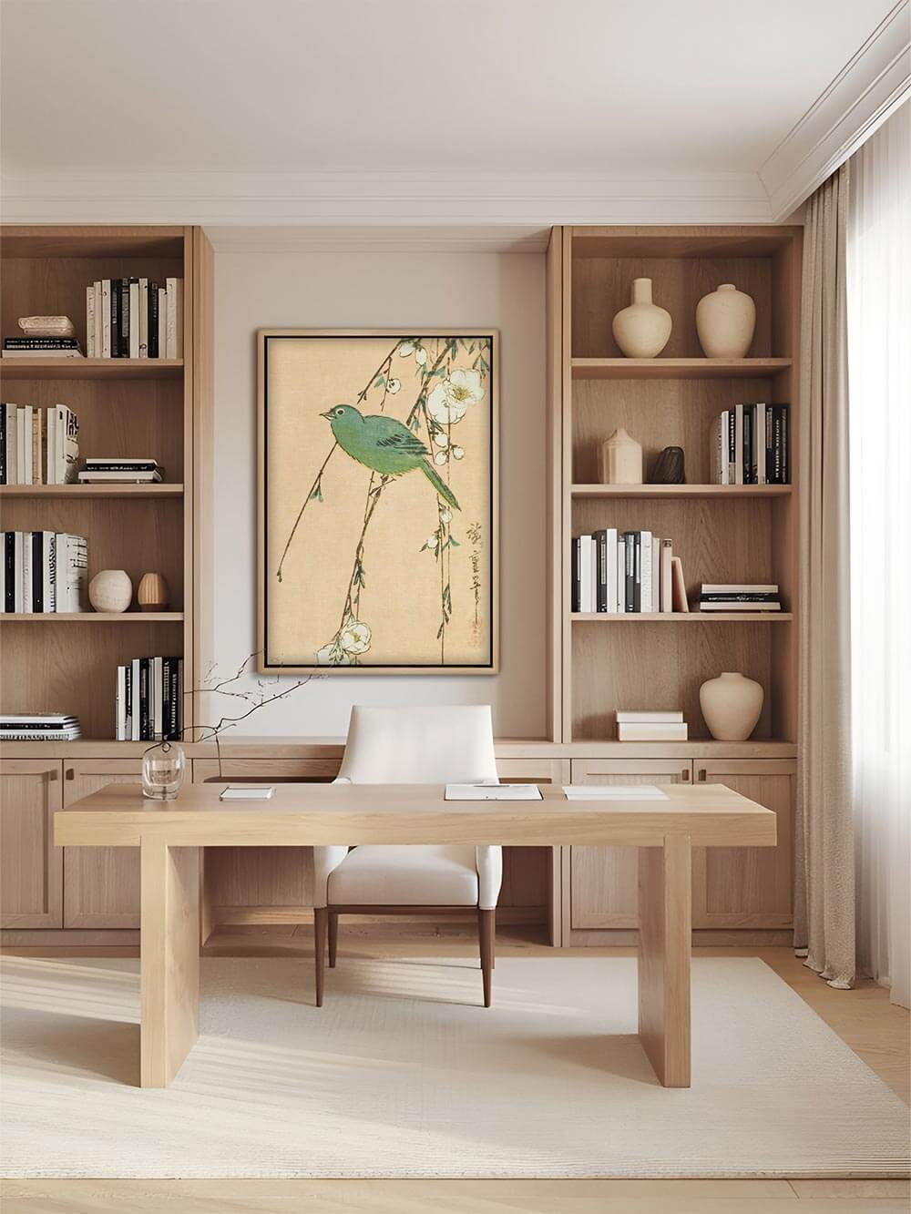 Gerahmter Kunstdruck mit grünem Vogel und Blütenzweigen hängt über einem eleganten Schreibtisch. Das Wandbild bringt einen ruhigen, natürlichen Akzent ins Arbeitszimmer.