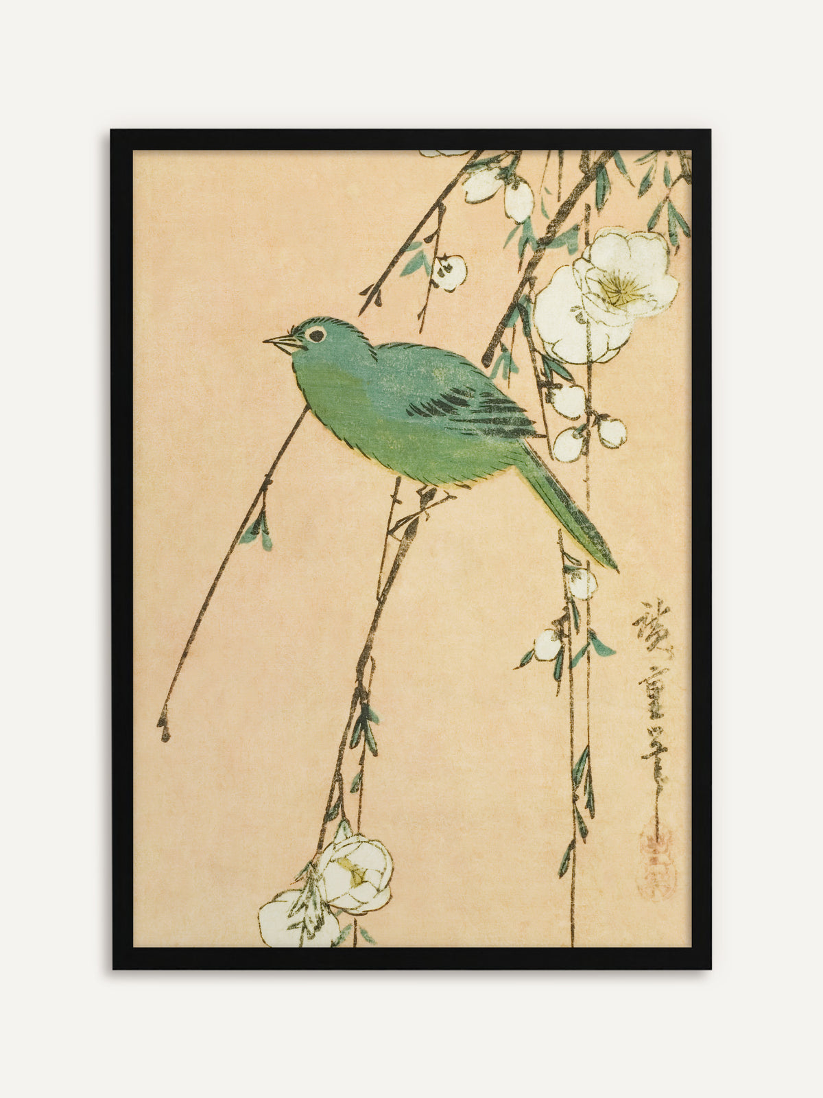 Gerahmtes Poster, das einen grünen Vogel auf hängenden Zweigen mit weißen Blüten vor zart pfirsichfarbenem Grund zeigt. Mit schwarzem Rahmen treten das Grün des Vogels und die feinen Zweige klar hervor. #Rahmen_Schwarz