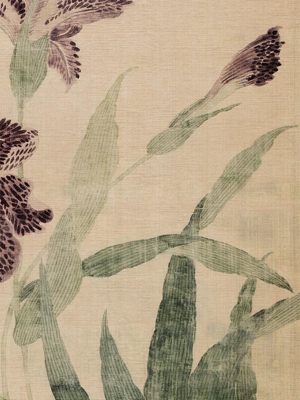 Nahaufnahme des floralen Kunstdrucks mit violetten Irisblüten und grünen Blättern. Die feine Textur des Papiers verleiht dem Vintage Wandbild eine sanfte Tiefe.