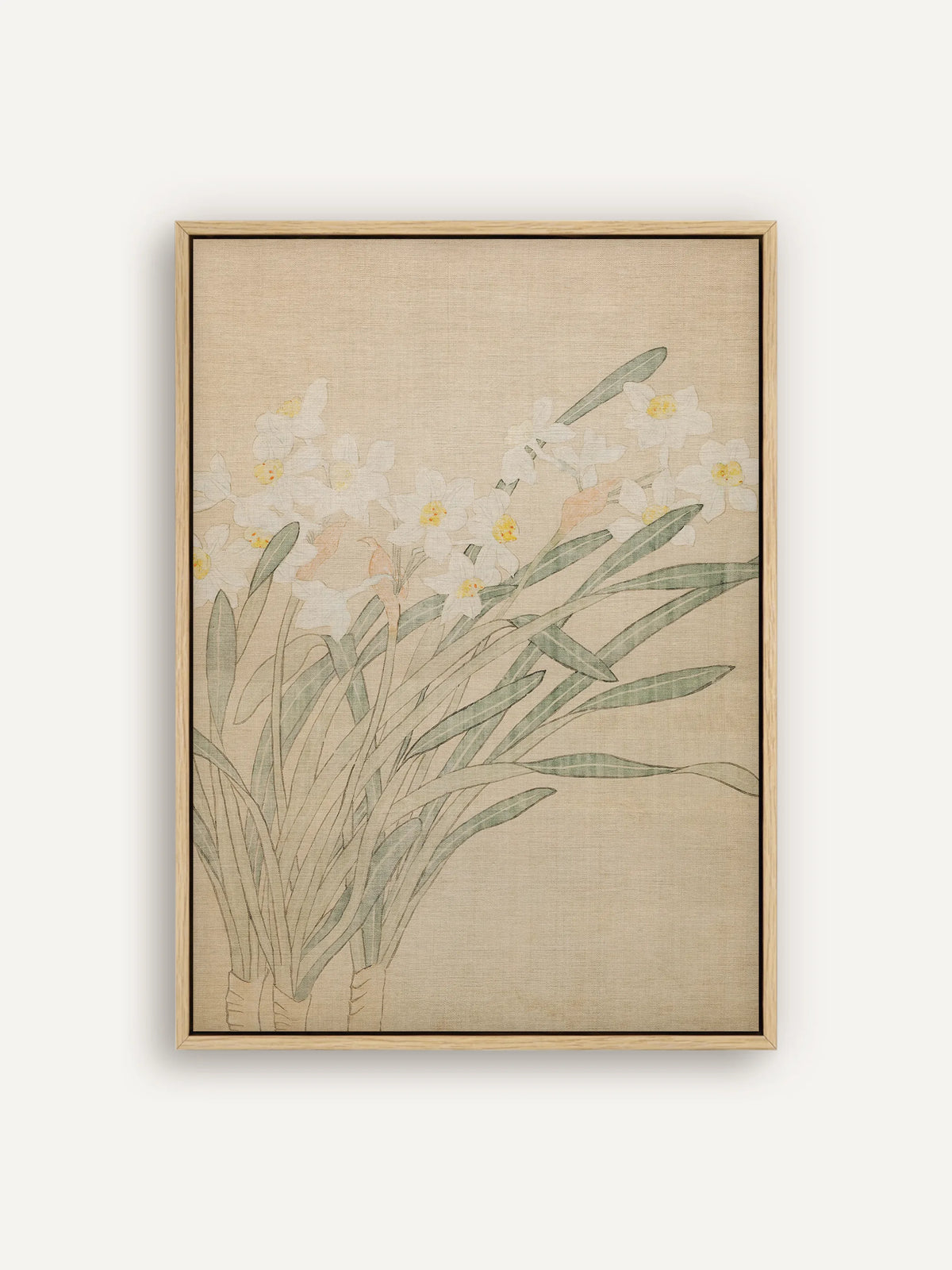 Leinwandbild mit weißen Narzissen mit gelber Mitte und langen, schmalen Blättern in Salbeigrün auf hellem Beige im Schattenfugenrahmen in Natur. Chinoiserie Wandbild nach Ma Yuanyu. #Rahmen_Natur