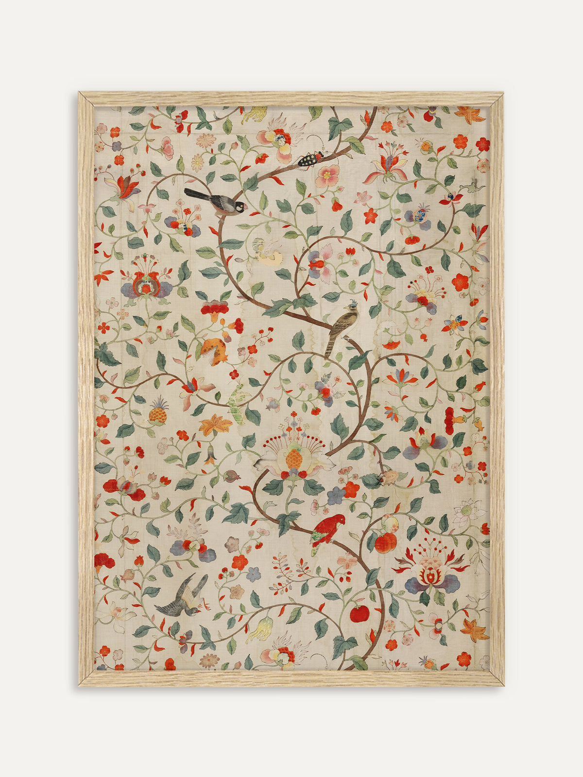 Kunstdruck, der geschwungene Blütenranken mit roten und rosa Blumen, Früchten und mehreren Vögeln, darunter ein roter Papagei, auf cremefarbenem Grund zeigt. Im Rahmen aus hellem Holz wirkt das Chinoiserie Motiv frisch und verspielt. #Rahmen_Helles Holz