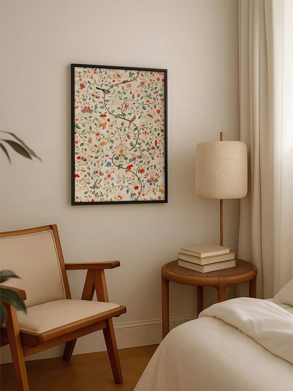 In einer gemütlichen Leseecke hängt ein Chinoiserie Kunstdruck mit Blumen und Vögeln. Die botanische Illustration bringt zarte Farbe und einen Hauch Nostalgie in den Raum.