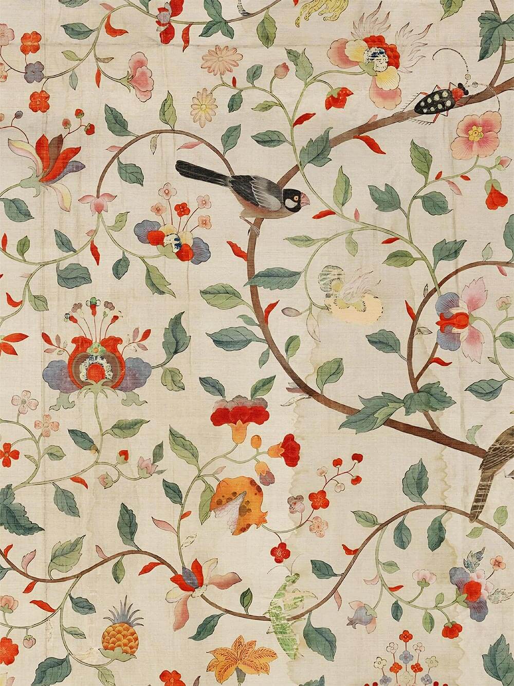 Nahaufnahme des Chinoiserie Kunstdrucks mit filigranen Blüten, grünen Blättern und einem Vogel auf einem Zweig. Die Vintage Illustration zeigt feine Linien und warme Farbtöne.