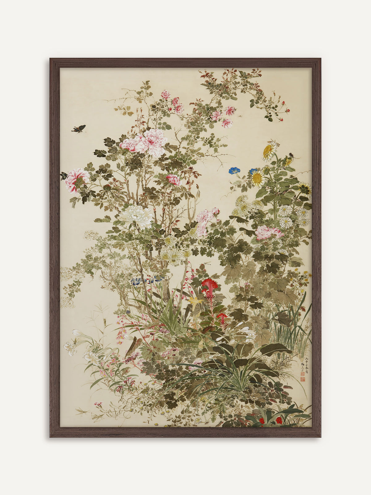 Poster, das einen üppigen Blumengarten mit Pfingstrosen, Rosen, Chrysanthemen, Sonnenblumen und roten Hahnenkämmen auf cremefarbenem Grund zeigt. Der Rahmen aus dunklem Holz greift das gedämpfte Grün der Blätter warm auf. #Rahmen_Dunkles Holz