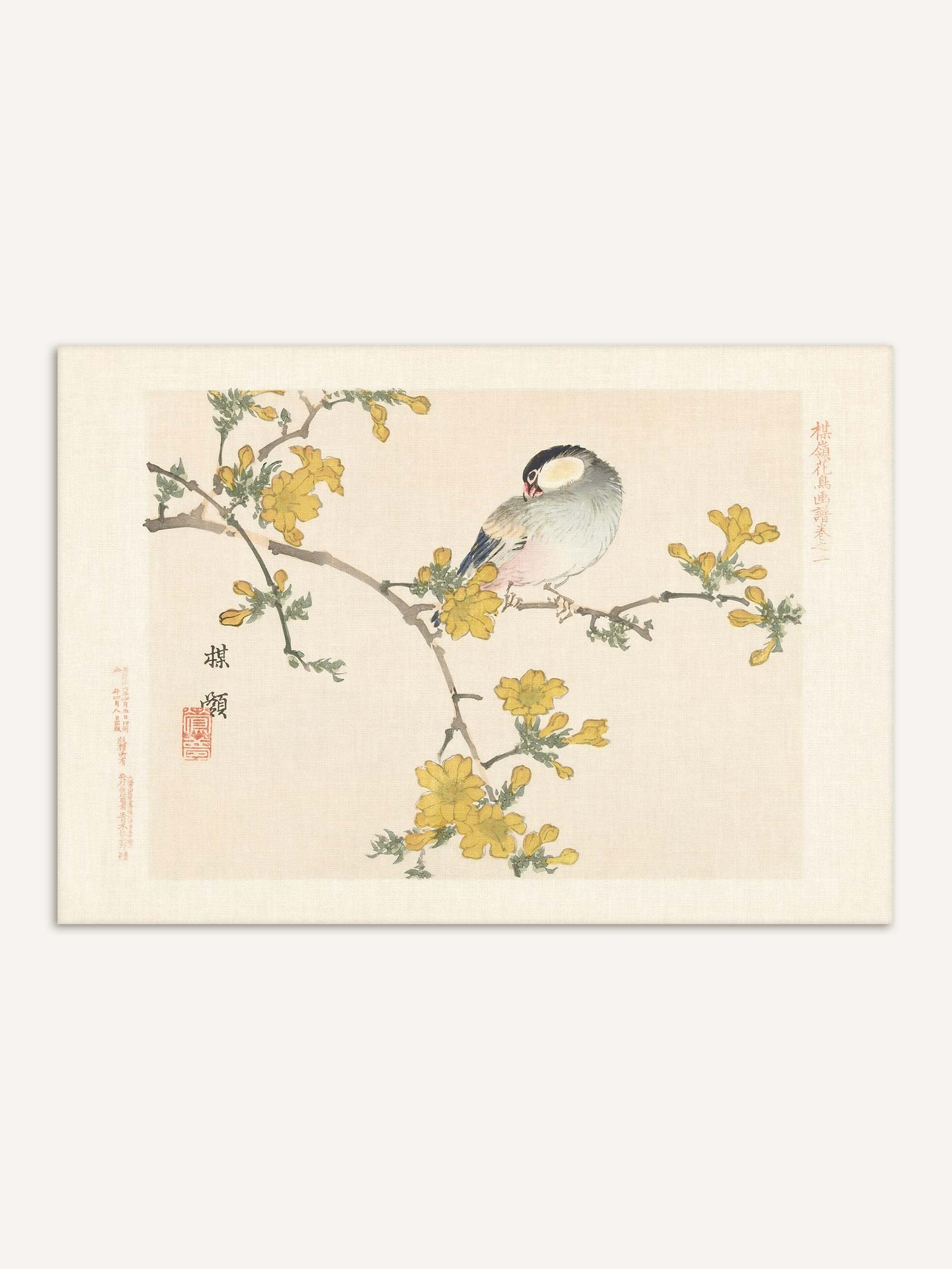 Chinoiserie Kunstdruck mit Reisvogel auf blühendem Zweig vor cremefarbenem Hintergrund, ergänzt durch Schriftzeichen und roten Siegelstempel. Die filigrane Vogelmalerei in warmen Gelb- und Blautönen eignet sich als Wandbild für Schlafzimmer oder Flur.