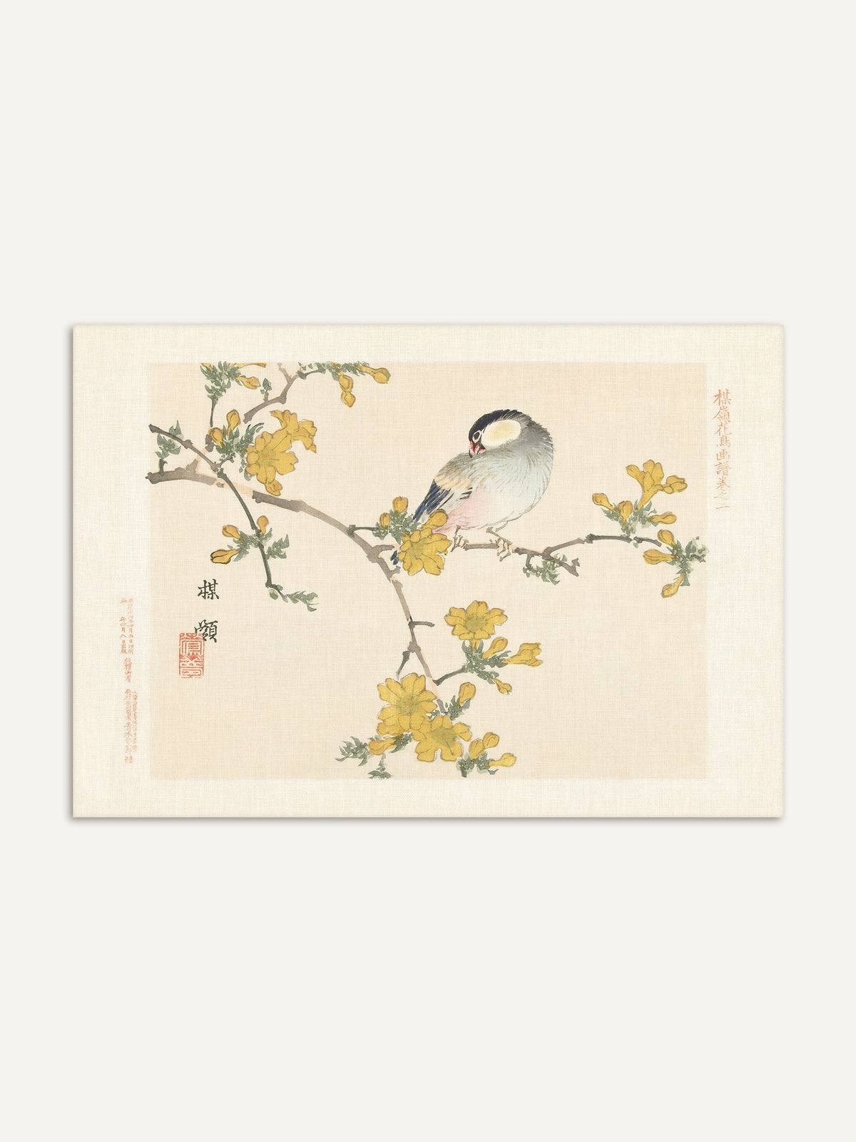 Chinoiserie Kunstdruck mit Reisvogel auf blühendem Zweig vor cremefarbenem Hintergrund, ergänzt durch Schriftzeichen und roten Siegelstempel. Die filigrane Vogelmalerei in warmen Gelb- und Blautönen eignet sich als Wandbild für Schlafzimmer oder Flur. #Rahmen_Ohne Rahmen