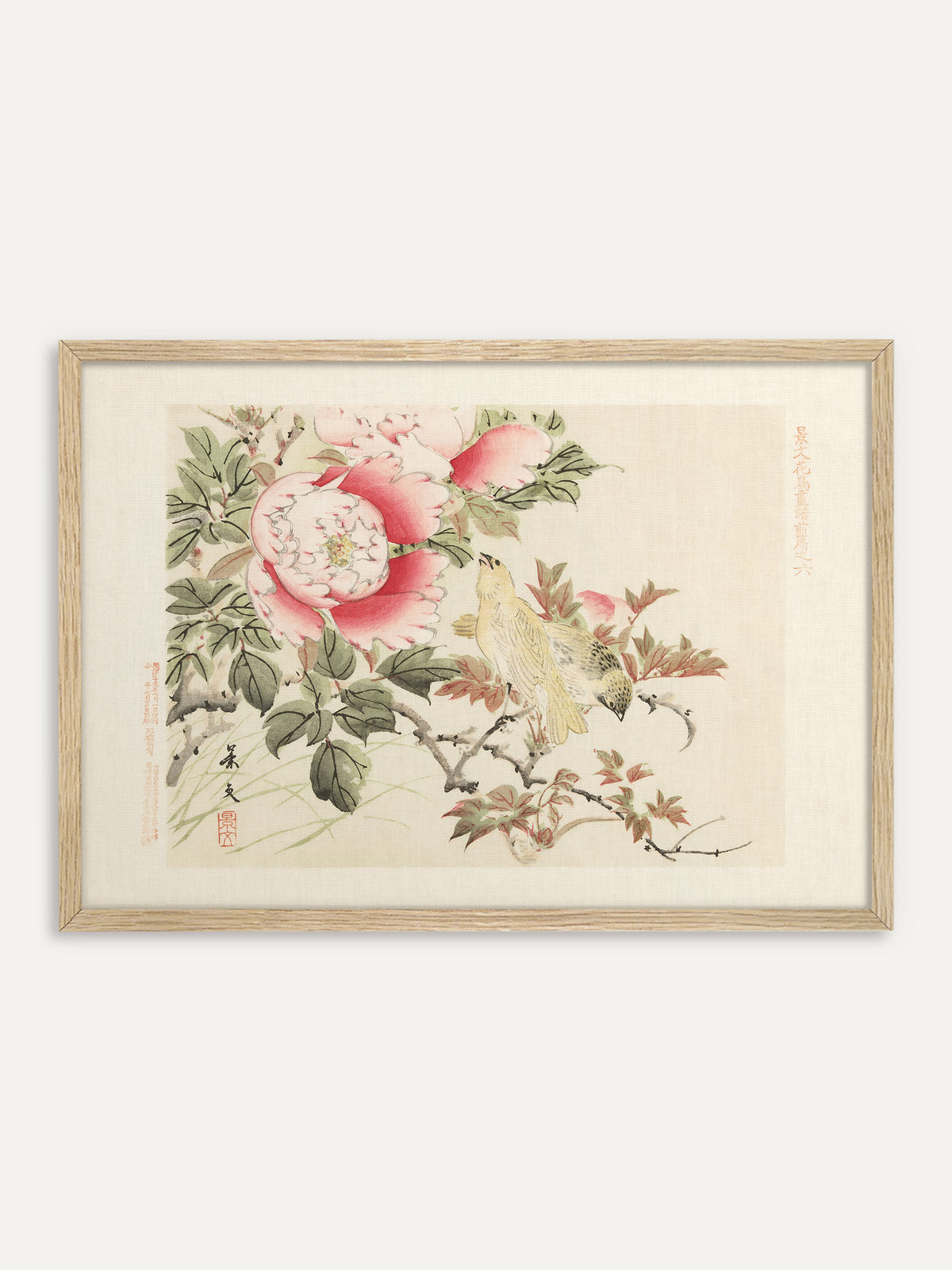 Kunstdruck, der eine große rosa Pfingstrose mit dunkelgrünem Laub zeigt, daneben zwei gelbliche Vögel auf einem Zweig mit rötlichen Blättern, vor cremefarbenem Grund mit Schriftzeichen und rotem Siegel. Im Rahmen aus hellem Holz wirkt das Blumenmotiv frisch und passt zu einer Einrichtung im Cottagecore-Stil. #Rahmen_Helles Holz