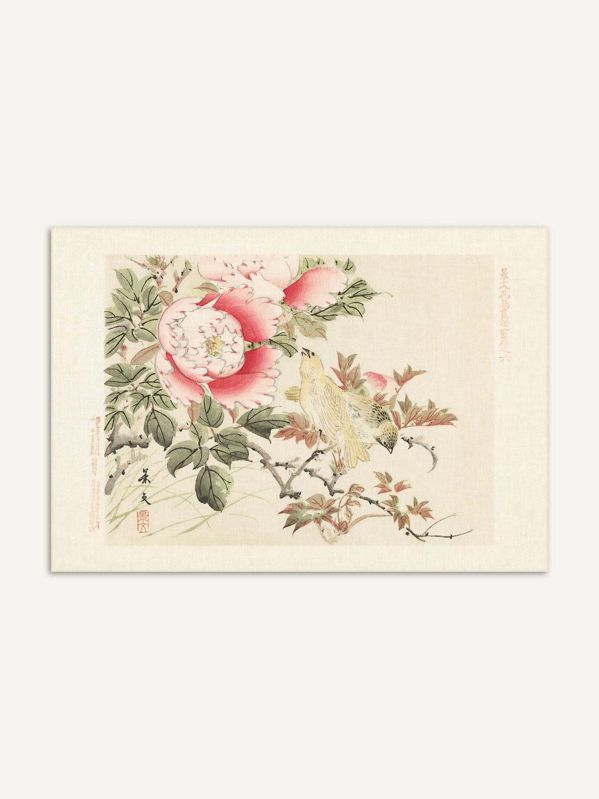 Chinoiserie Kunstdruck mit zwei gelben Vögeln zwischen blühenden rosa Pfingstrosen vor cremefarbenem Hintergrund, ergänzt durch Schriftzeichen und roten Siegelstempel. Das Wandbild eignet sich für Wohnzimmer und Flur. #Rahmen_Ohne Rahmen