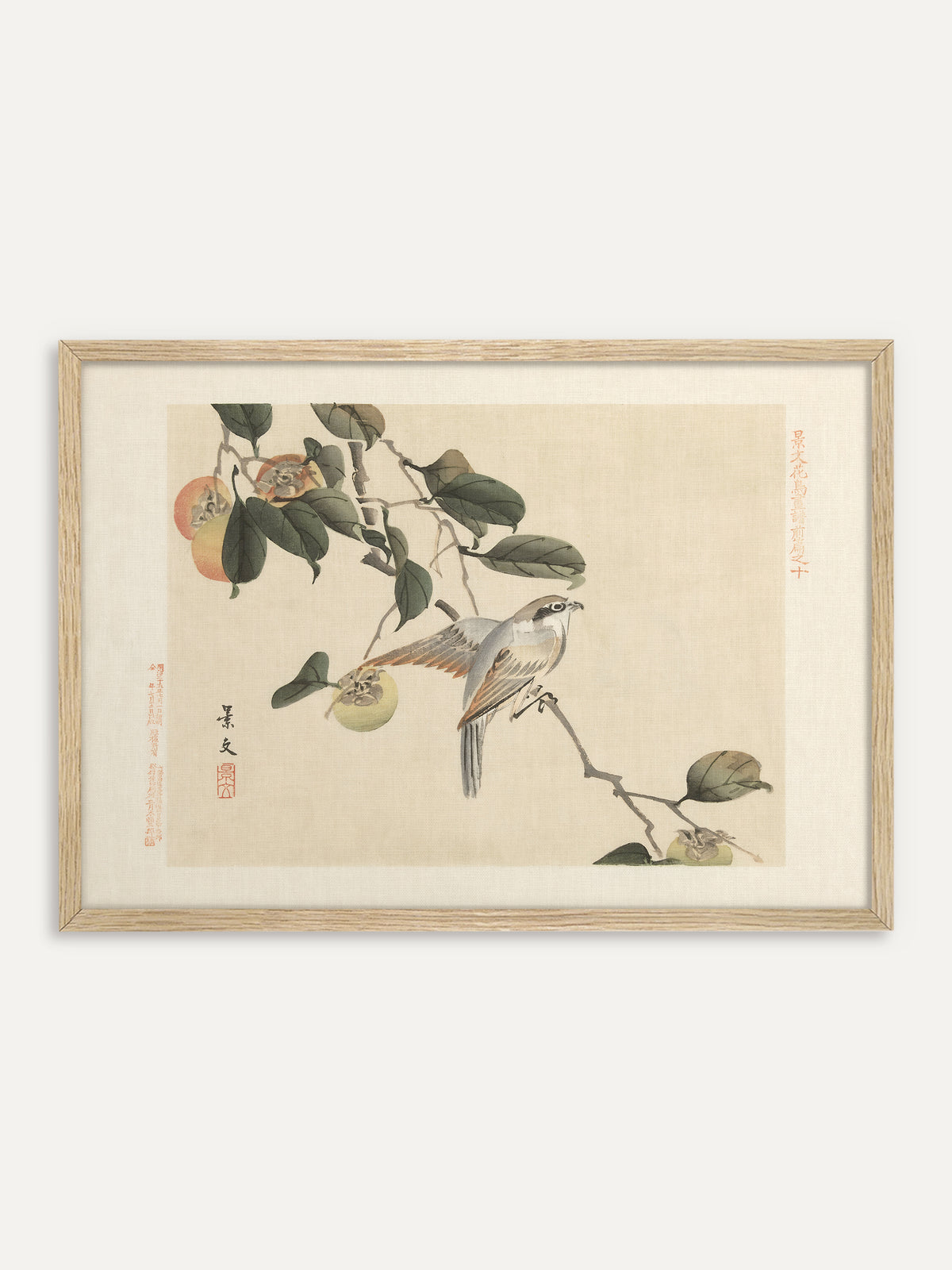 Kunstdruck, der einen grauen Vogel mit dunkler Augenmaske und rostbraunen Flügelkanten auf einem Zweig zeigt, darüber ein Kakibaum mit orangefarbenen und grünen Früchten, vor cremefarbenem Grund mit Schriftzeichen und rotem Siegel. Im Rahmen aus hellem Holz wirkt das Herbstmotiv leicht und passt zu einer Einrichtung im Japandi-Stil. #Rahmen_Helles Holz