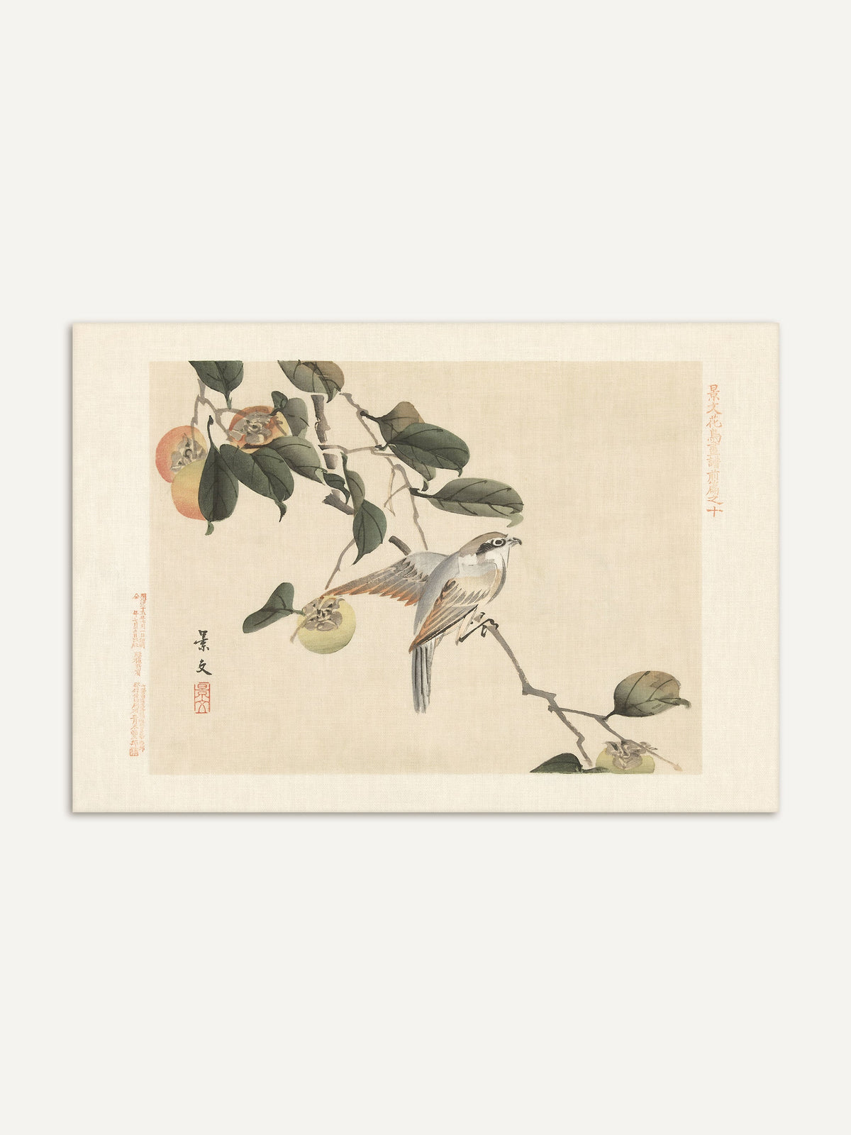 Chinoiserie Kunstdruck mit einem Vogel auf einem Kaki-Zweig vor cremefarbenem Hintergrund, ergänzt durch Schriftzeichen und roten Siegelstempel. Das Wandbild eignet sich für Schlafzimmer und Esszimmer. #Rahmen_Ohne Rahmen