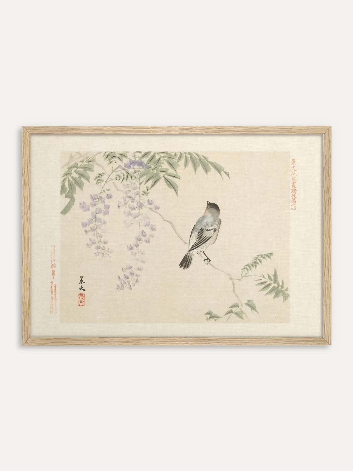 Kunstdruck, der einen grau-blauen Vogel mit schwarzem Kopf und rosa Kehle auf einem Zweig zeigt, der zu herabhängenden lila Blauregenblüten aufblickt, vor cremefarbenem Grund mit Schriftzeichen und rotem Siegel. Im Rahmen aus hellem Holz wirkt das zarte Frühlingsmotiv luftig und passt zu einer Einrichtung im Cottagecore-Stil. #Rahmen_Helles Holz