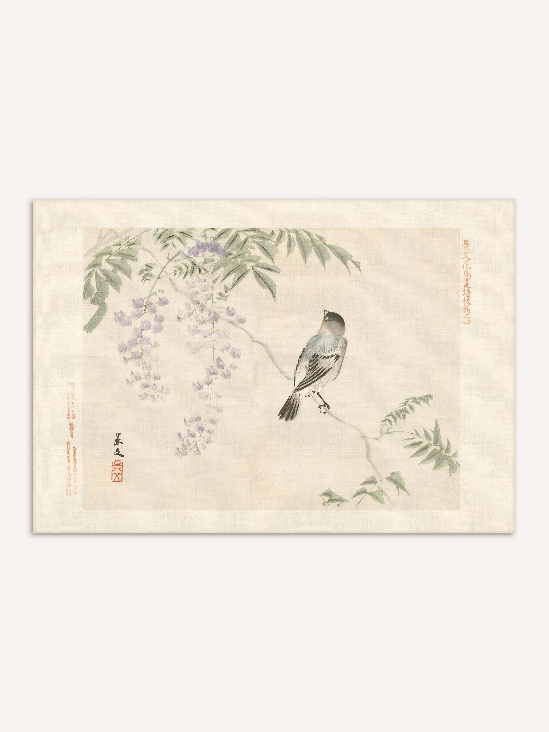 Chinoiserie Kunstdruck auf Papier mit einem Vogel auf einem blühenden Blauregen-Zweig vor cremefarbenem Hintergrund, ergänzt durch Schriftzeichen und roten Siegelstempel. Das Poster eignet sich für Wohnzimmer und Schlafzimmer.
