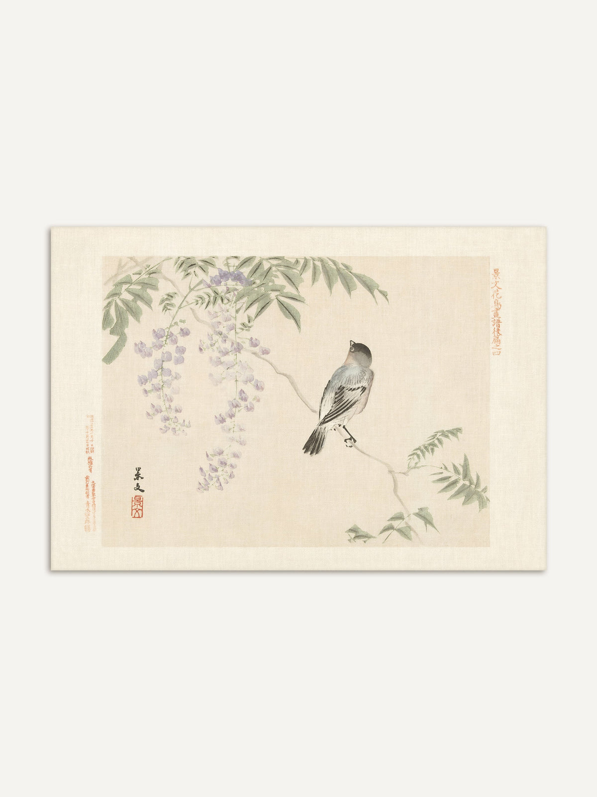 Chinoiserie Kunstdruck auf Papier mit einem Vogel auf einem blühenden Blauregen-Zweig vor cremefarbenem Hintergrund, ergänzt durch Schriftzeichen und roten Siegelstempel. Das Poster eignet sich für Wohnzimmer und Schlafzimmer. #Rahmen_Ohne Rahmen