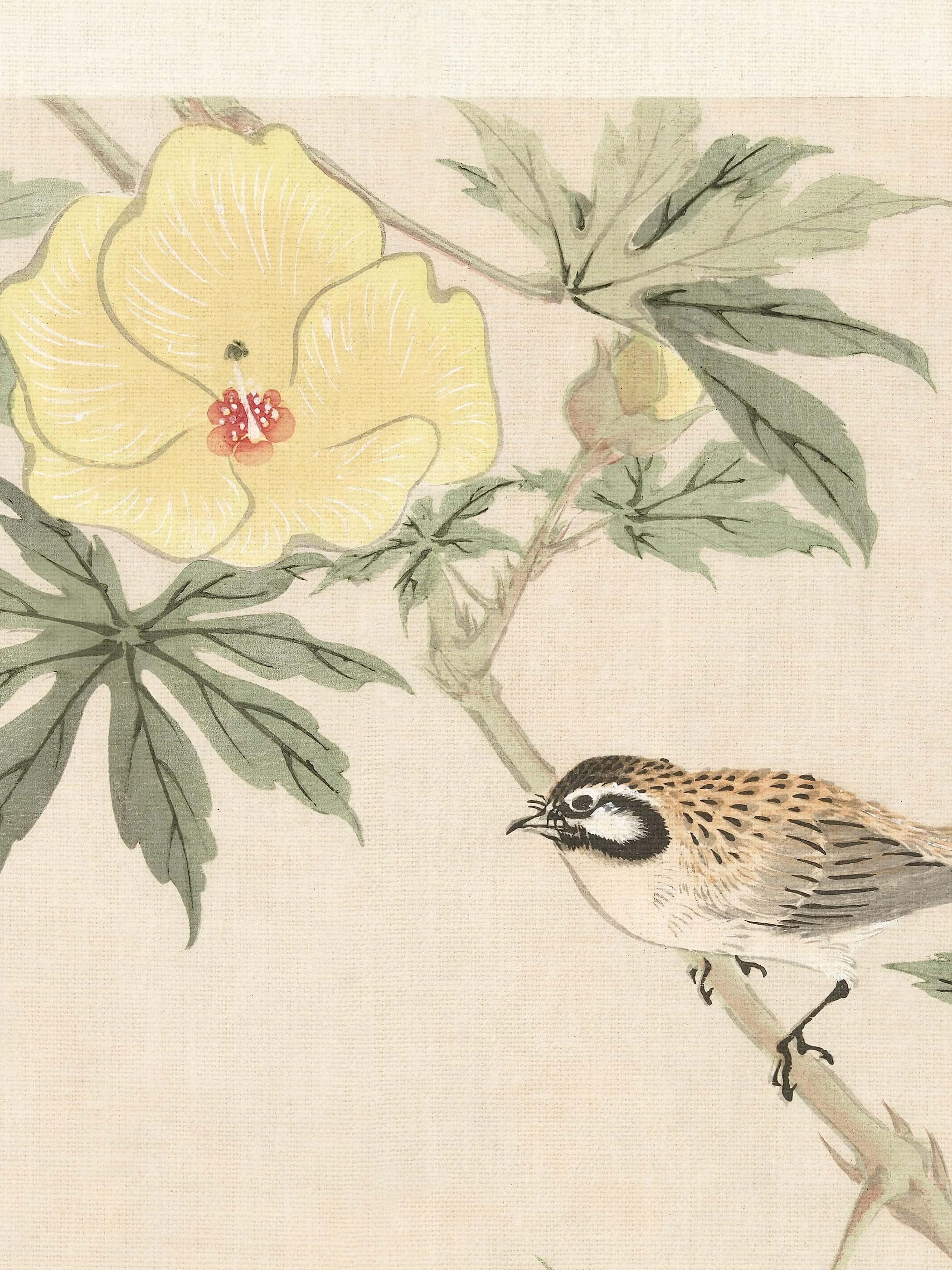 Nahaufnahme des Chinoiserie Kunstdrucks zeigt den fein gesprenkelten Vogel und die leuchtend gelbe Hibiskusblüte mit rotem Blütenzentrum im Detail. Die warmen Farbnuancen unterstreichen den vintage Charakter dieses Wandbilds.