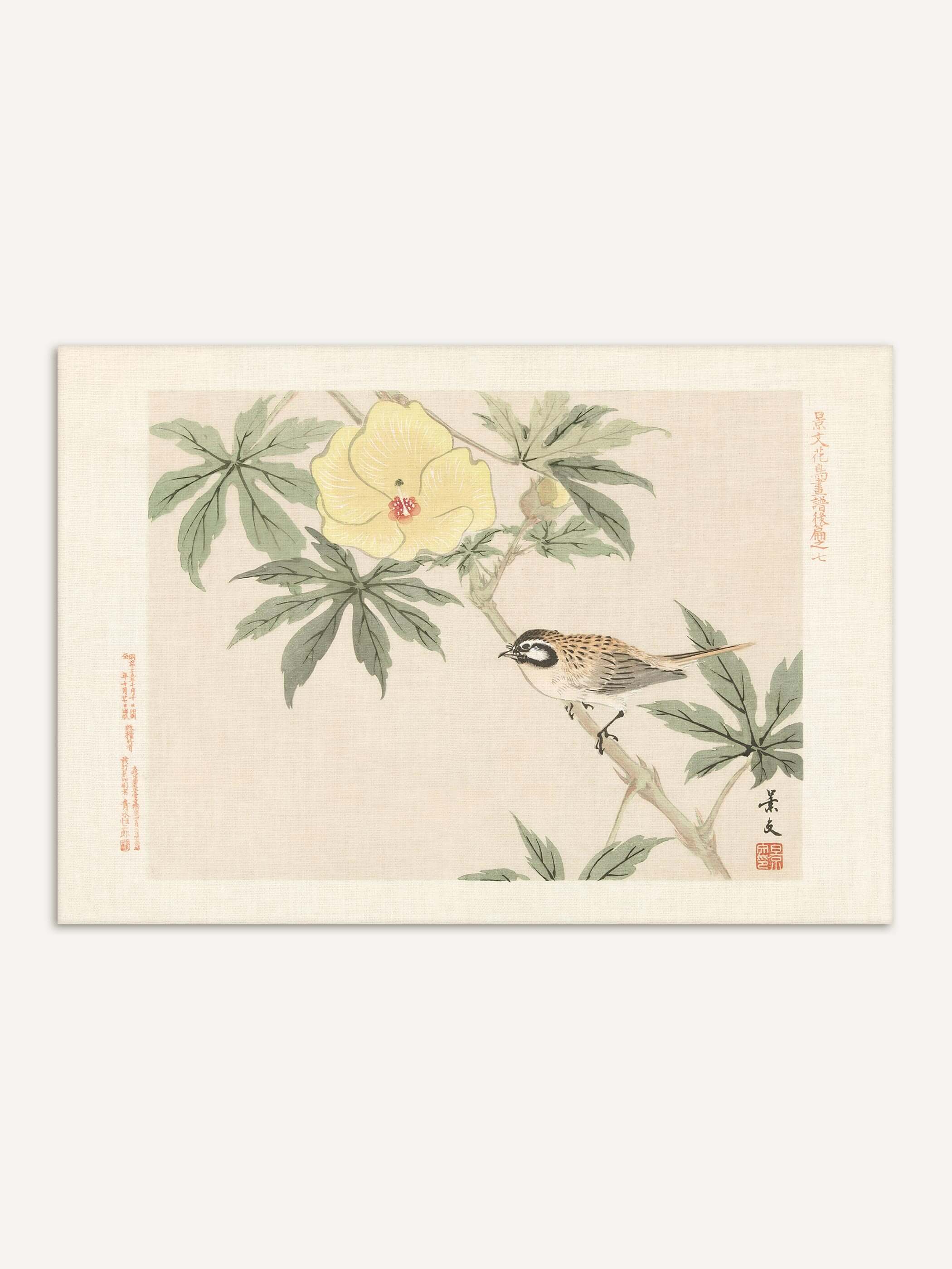 Chinoiserie Kunstdruck auf Leinwand mit einem Vogel auf einem Zweig mit gelber Hibiskusblüte vor cremefarbenem Hintergrund, ergänzt durch Schriftzeichen und roten Siegelstempel. Das Wandbild eignet sich für Wohnzimmer und Flur.