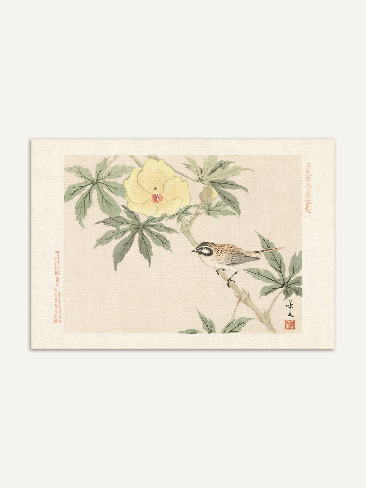Chinoiserie Kunstdruck mit einem Vogel auf einem Zweig mit gelber Hibiskusblüte vor cremefarbenem Hintergrund, ergänzt durch Schriftzeichen und roten Siegelstempel. Das Wandbild eignet sich für Wohnzimmer und Flur. #Rahmen_Ohne Rahmen