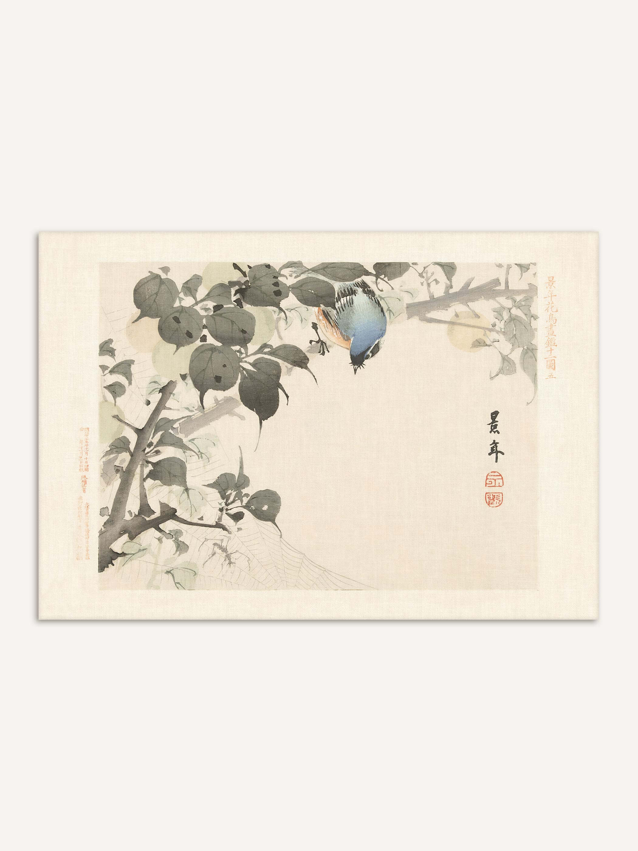 Chinoiserie Kunstdruck mit blau-orangefarbenem Vogel, der von einem Ast auf ein Spinnennetz herabblickt, vor cremefarbenem Hintergrund mit gedämpften Blättern. Das Wandbild eignet sich für Schlafzimmer und Flur.