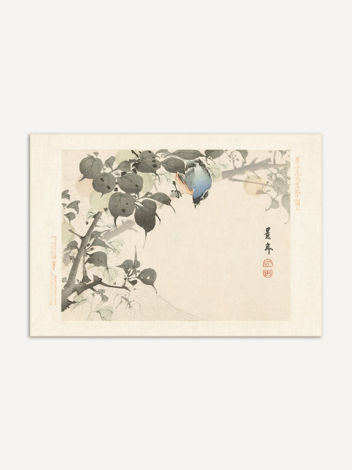 Chinoiserie Kunstdruck mit blau-orangefarbenem Vogel, der von einem Ast auf ein Spinnennetz herabblickt, vor cremefarbenem Hintergrund mit gedämpften Blättern. Das Wandbild eignet sich für Schlafzimmer und Flur. #Rahmen_Ohne Rahmen