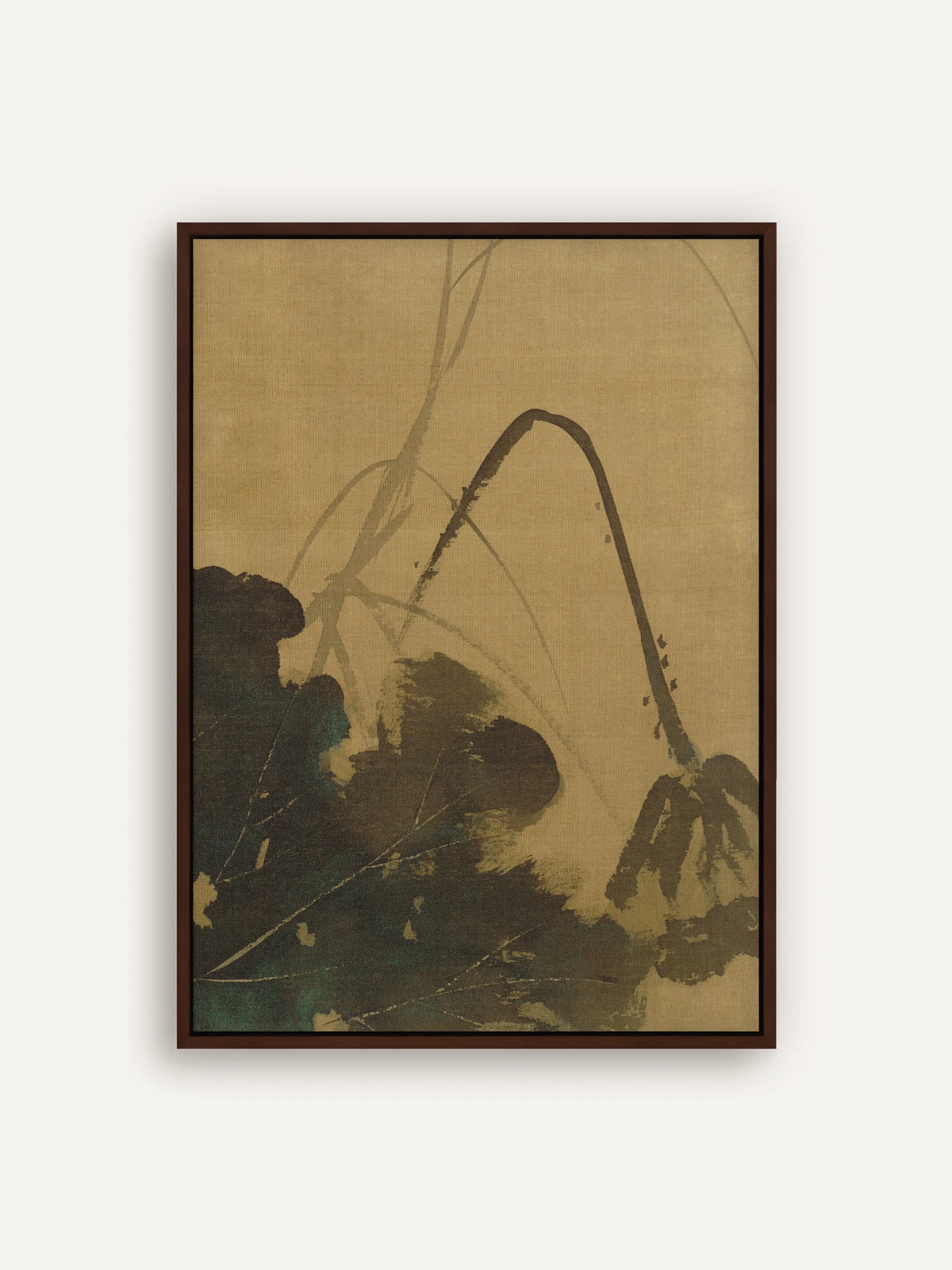 Leinwandbild mit dunklem Lotusblatt in Schwarzbraun und Smaragdgrün und einem weit gebogenen Stängel auf ockerfarbenem Grund im Schattenfugenrahmen in Braun. Wabi Sabi Wandbild nach Shibata Zeshin. #Rahmen_Braun