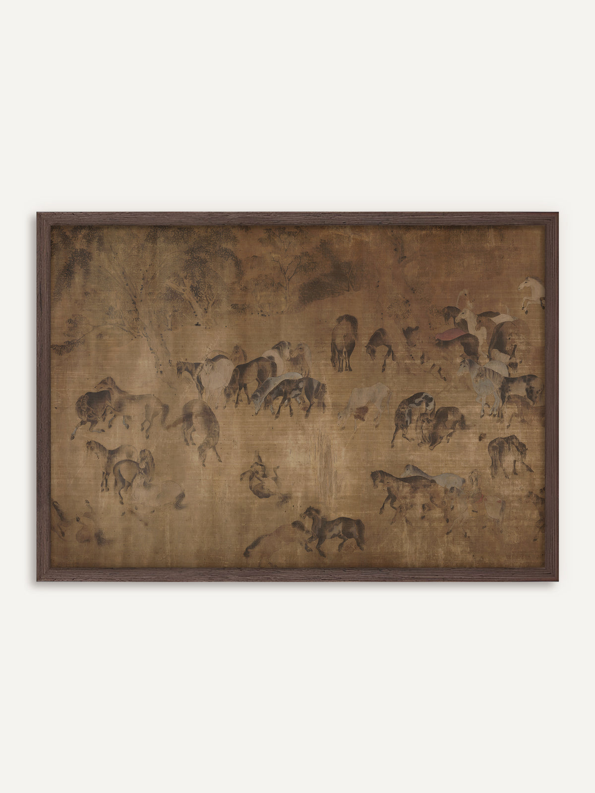 Poster, das eine Herde grasender und sich wälzender Pferde unter alten Bäumen in warmen Sepia- und Brauntönen auf gealtertem Grund zeigt. Der dunkle Holzrahmen nimmt die Brauntöne der Pferde auf und betont den antiken Charakter des Motivs. #Rahmen_Dunkles Holz