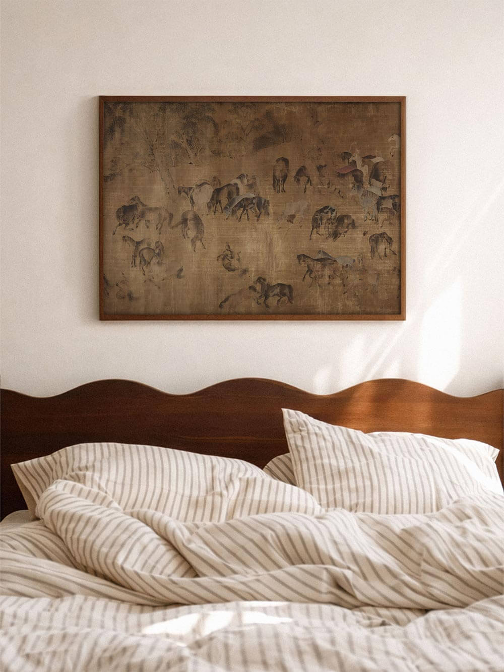 Wabi-Sabi Kunstdruck mit historischer Pferdeszene über einem Holzbett mit gestreifter Bettwäsche, in warmem Tageslicht und natürlicher Farbpalette, als beruhigendes Wandbild für Schlafzimmer im minimalistischen Japandi-Stil.