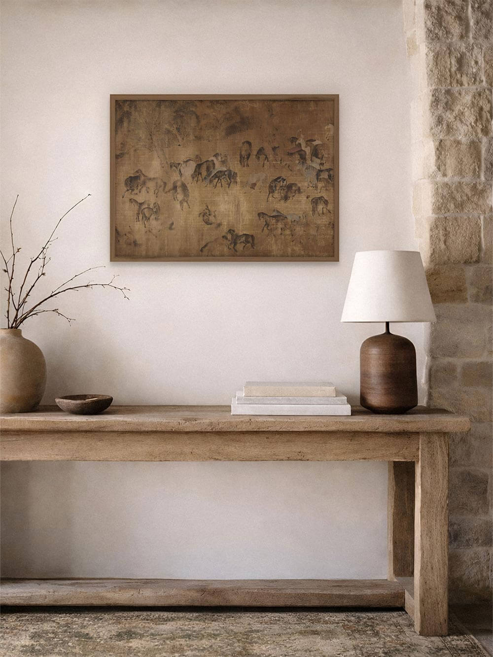 Antiker Pferde-Kunstdruck in warmen Beigetönen über einer Holzkonsole mit Vase und Tischlampe, inszeniert vor heller Wand und Naturstein, als elegantes Wandbild für Flur, Eingangsbereich oder minimalistisches Interior.