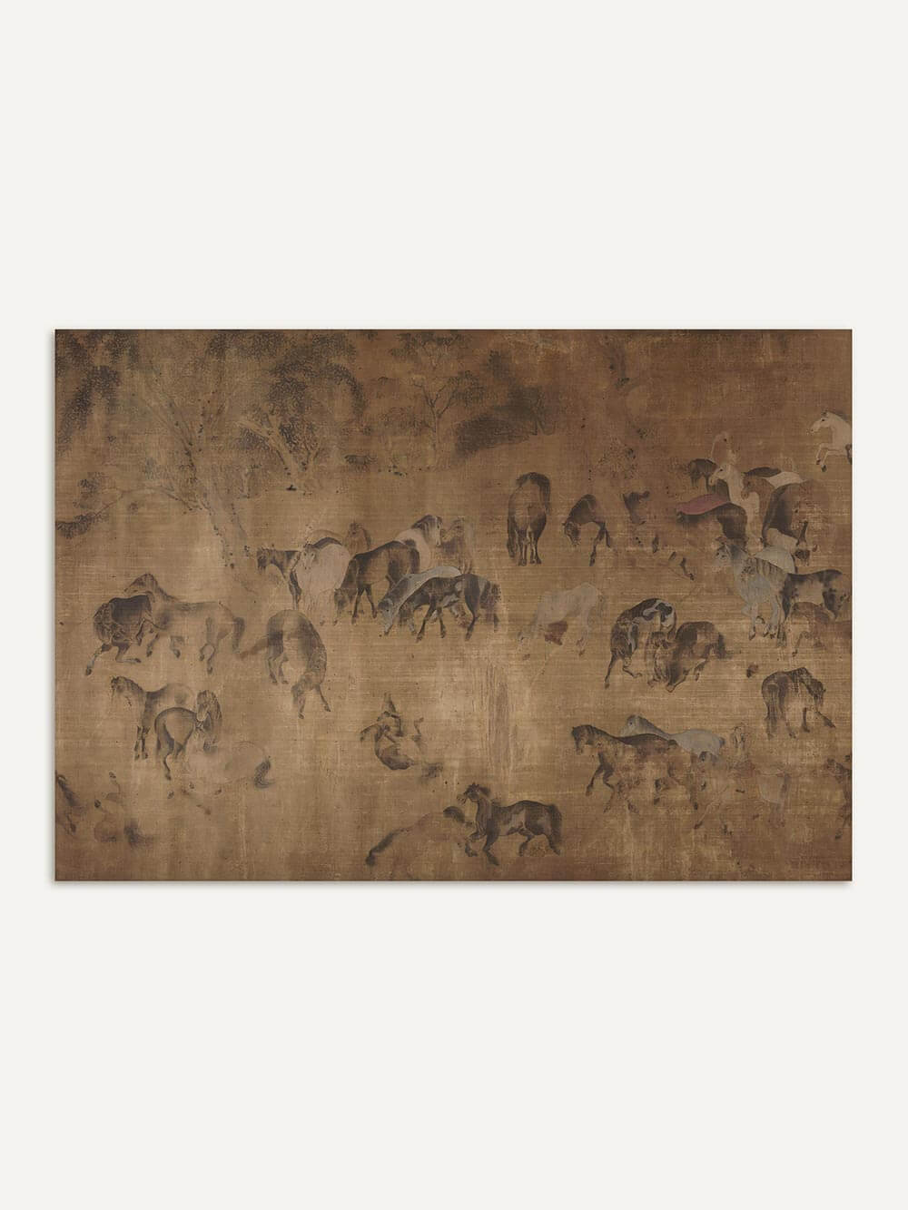 Wabi-Sabi Kunstdruck mit antiker Pferdeszene in warmen Braun- und Sepiatönen auf strukturierter Papieroptik, mit feinen Pinselstrichen und gealterter Anmutung, als stilvolles Wandbild im asiatisch inspirierten Vintage-Stil für ruhige Wohnräume.