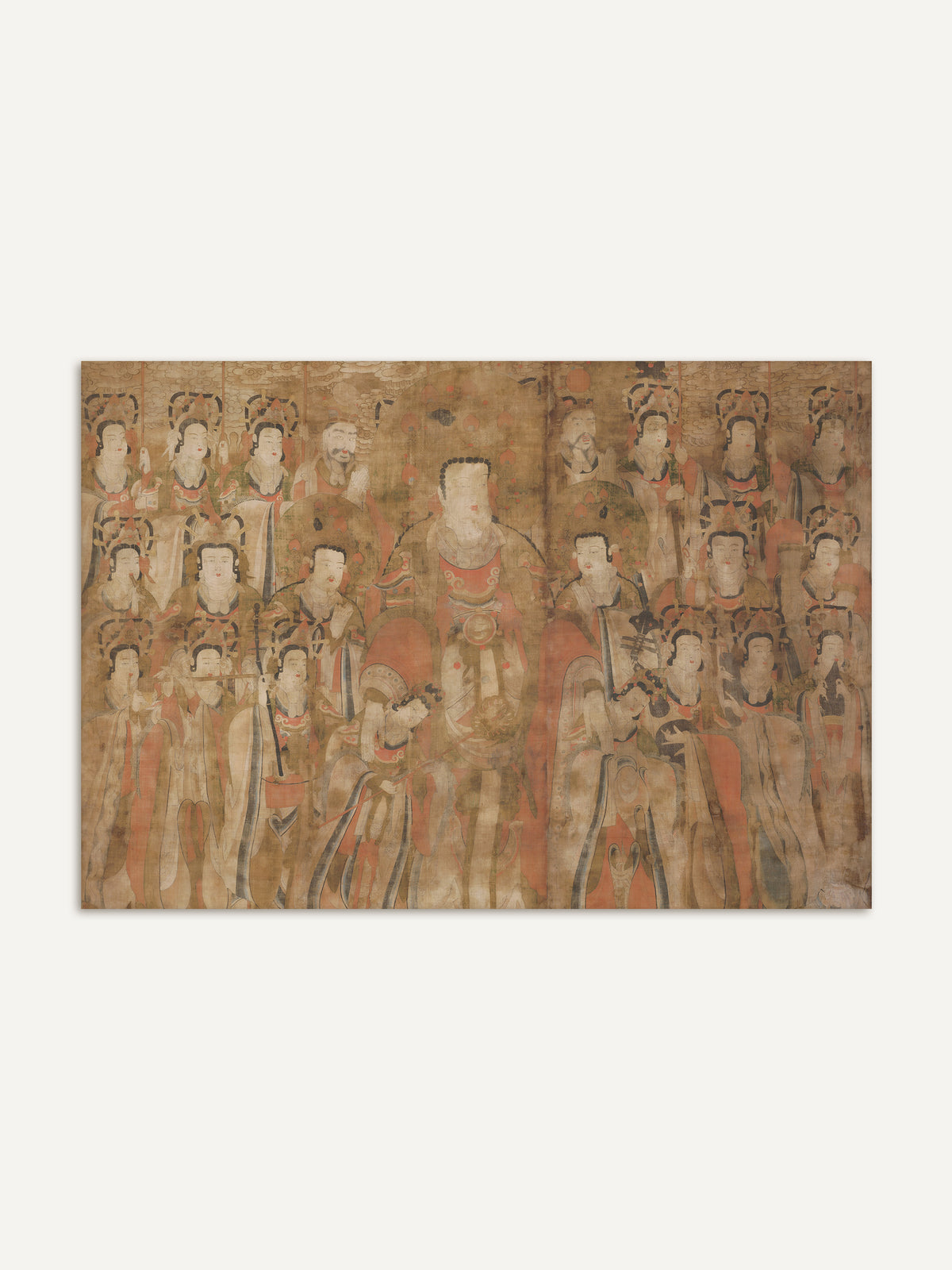 Vintage Kunstdruck einer asiatischen Tempelmalerei im Querformat, mit einer hohen Gestalt in rostrotem Gewand inmitten gekrönter Begleiter und Musiker. Rostrot, Ocker und Blaugrau liegen auf einem verblassten, goldbraunen Grund. #Rahmen_Ohne Rahmen