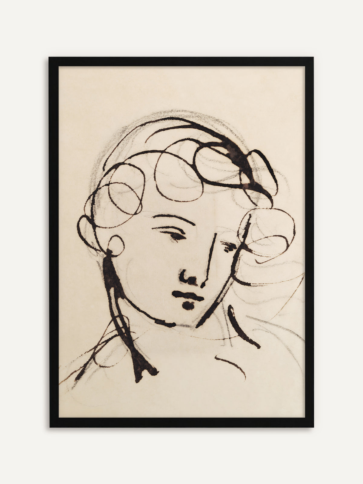 Gerahmtes Poster, das eine Tuscheskizze eines Frauenkopfs mit losen Locken, rundem Ohrring und gesenktem Blick auf warmem Beige zeigt. Mit schwarzem Rahmen treten die Tuschelinien grafisch und klar hervor. #Rahmen_Schwarz