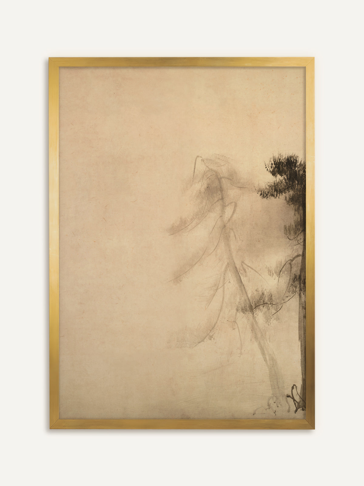 Wandbild, das eine hohe, schräg geneigte Kiefer in blasser Tusche zeigt, die im Nebel verblasst, rechts am Rand eine dunkle Kiefer auf beigem Grund. Im goldenen Rahmen wirkt die Tuschemalerei wie ein antiker Wandschirm. #Rahmen_Gold