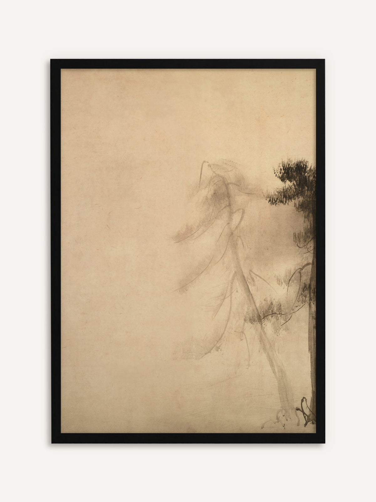 Gerahmtes Poster, das eine hohe, schräg geneigte Kiefer in blasser Tusche zeigt, die im Nebel verblasst, rechts am Rand eine dunkle Kiefer auf beigem Grund. Mit schwarzem Rahmen wird das Japandi Motiv klar und grafisch. #Rahmen_Schwarz