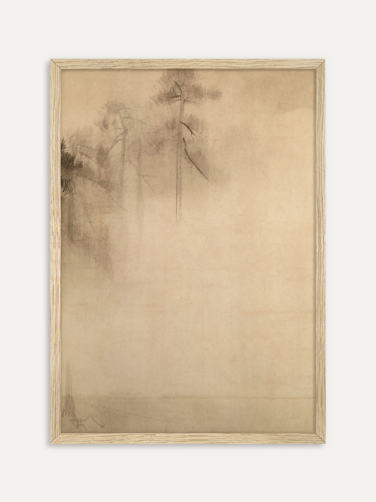 Kunstdruck, der hohe Kiefern oben links in blasser Tusche zeigt, die nach unten im Nebel verschwinden, während der übrige beige Grund fast leer bleibt. Im Rahmen aus hellem Holz wirkt das Wabi-Sabi Motiv luftig und still. #Rahmen_Helles Holz
