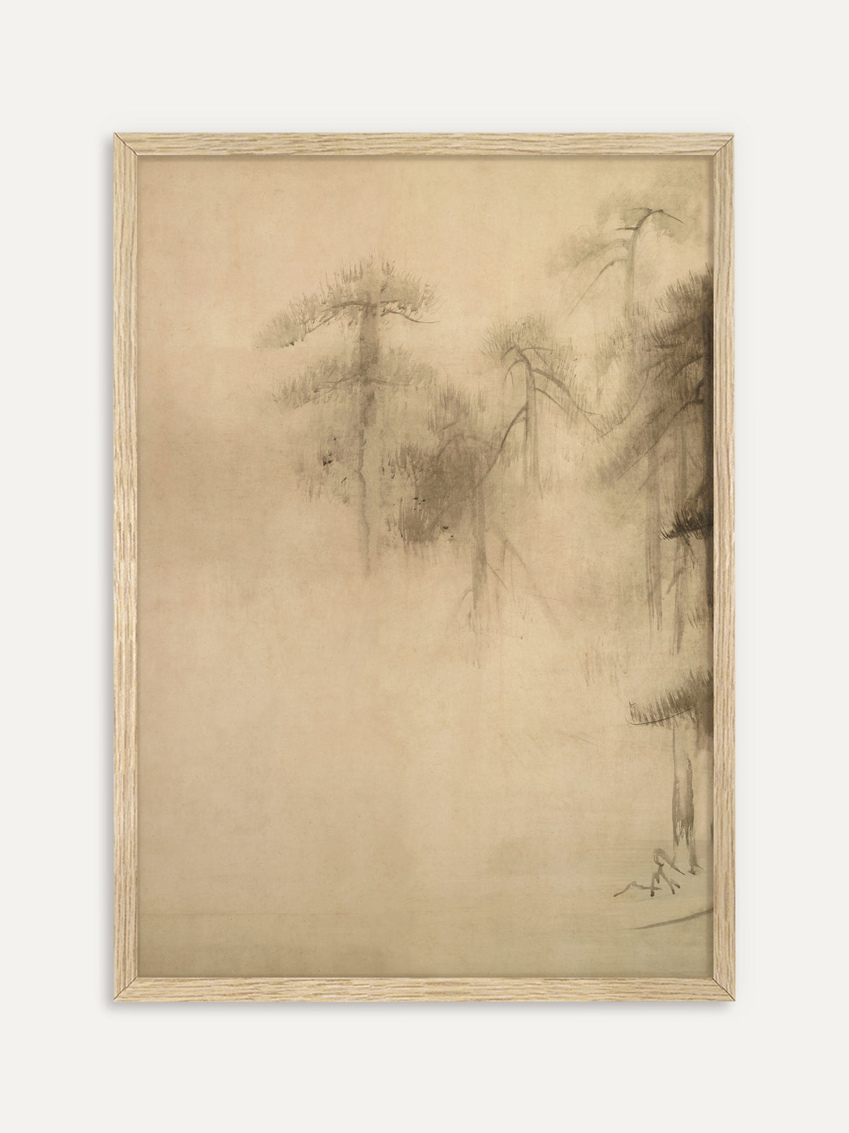 Kunstdruck, der mehrere hohe Kiefern in grauer Tusche zeigt, die aus dichtem Nebel aufragen und am rechten Rand dunkler werden. Im Rahmen aus hellem Holz wirkt das Wabi-Sabi Motiv sanft und natürlich. #Rahmen_Helles Holz