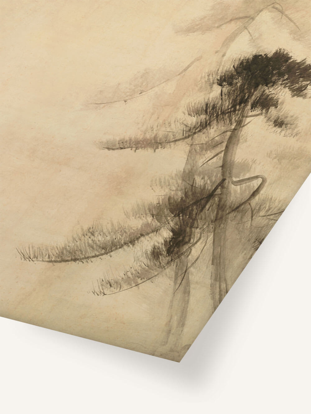 Nahaufnahme eines Wabi-Sabi-Kunstdrucks mit einer subtilen Kiefer-Skizze, deren Äste in feinen, weichen Linien angedeutet sind. Der Fokus liegt auf der natürlichen Textur des Papiers und den zarten, minimalistischen Pinselstrichen.