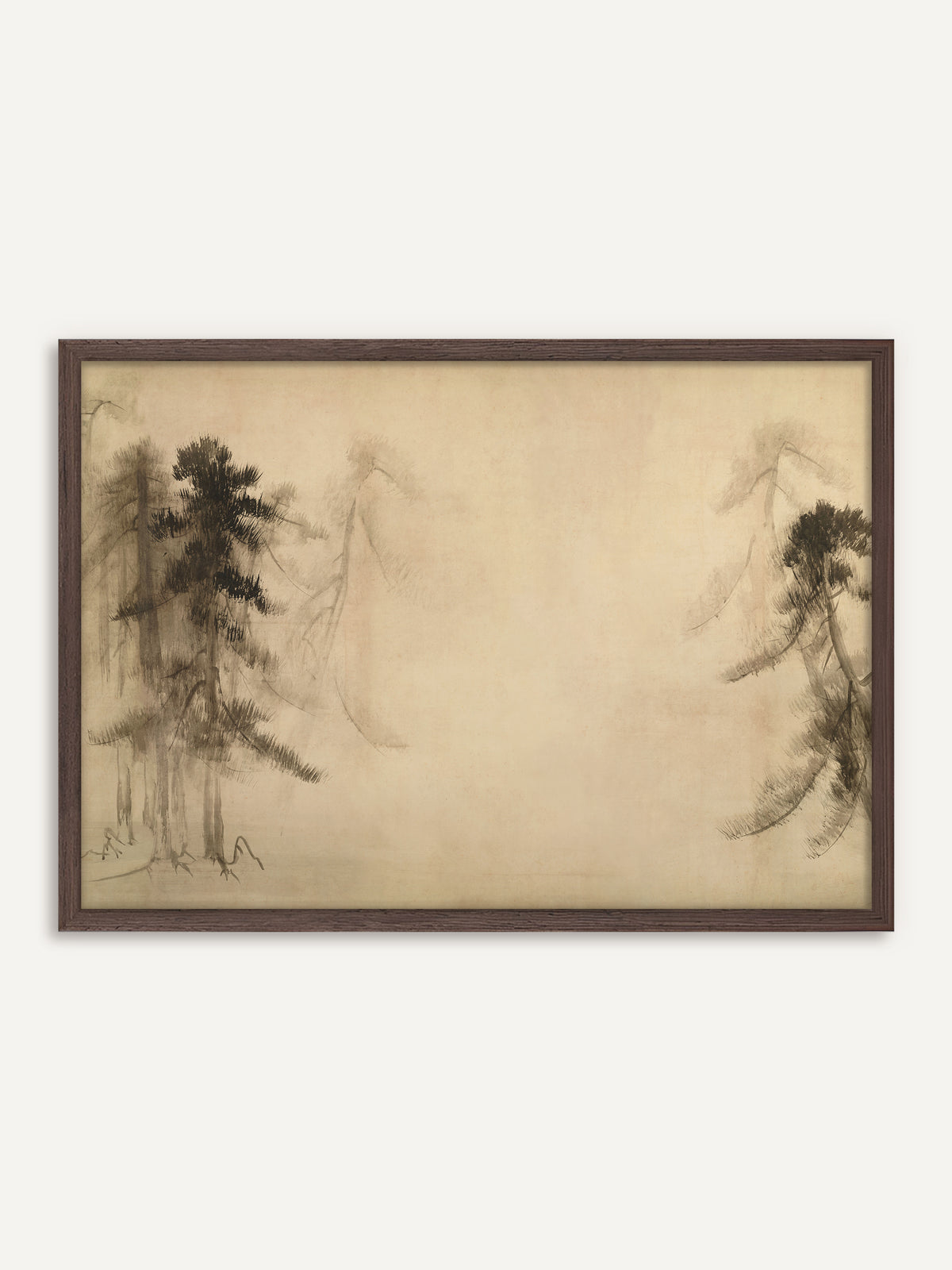 Poster, das Kiefern am linken und rechten Rand zeigt, die in schwarzen und grauen Tuschetönen aus dem Nebel treten, dazwischen eine weite, leere Fläche in warmem Beige. Der Rahmen aus dunklem Holz fasst die dunklen Bäume an den Rändern ein und gibt der Mitte Ruhe. #Rahmen_Dunkles Holz