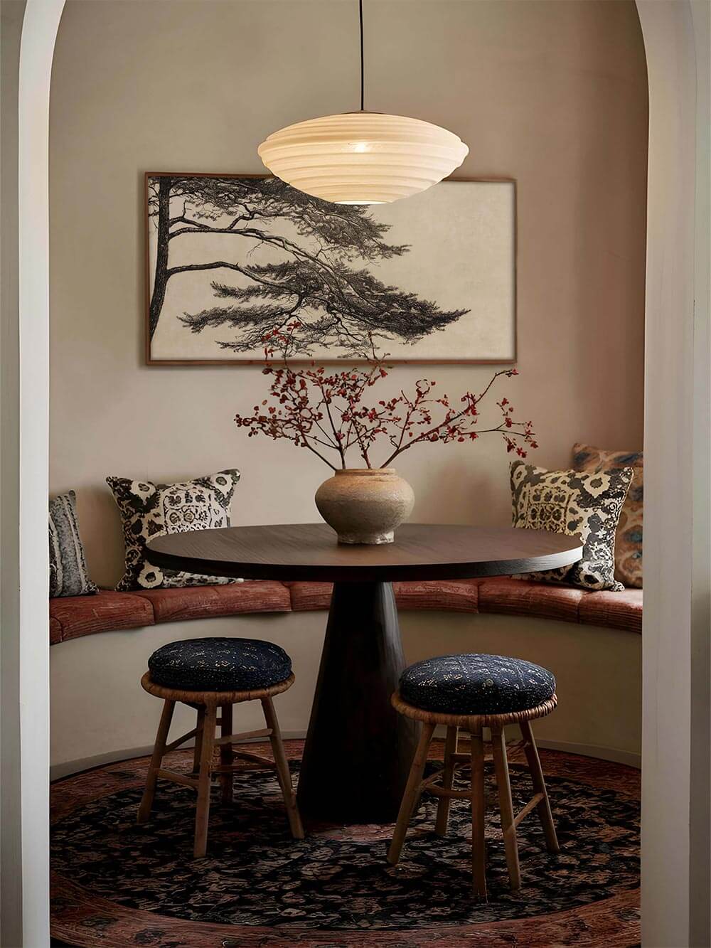 Wabi-Sabi-Panoramaposter mit Kiefer über einer runden Sitzecke mit Holztisch und gedämpften Erdtönen. Zeitloses Wandbild, das Wärme und japanische Schlichtheit in den Essbereich bringt.