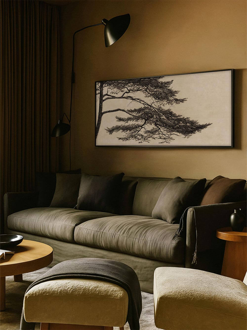 Panorama-Kiefer-Wandbild in dunklem Rahmen über einem Sofa in warmen Brauntönen. Dezente Beleuchtung betont die ruhige, meditative Ausstrahlung des Wabi-Sabi-Kunstdrucks – ideal für moody Interiors.