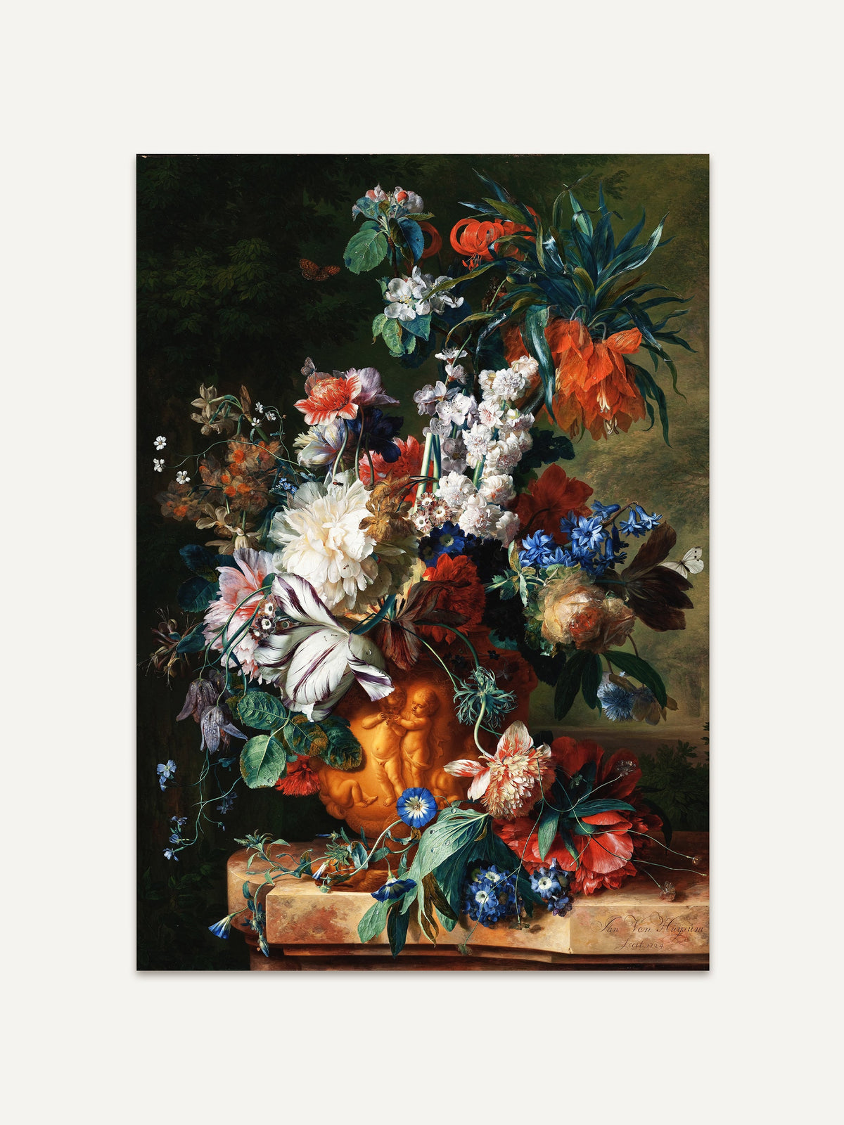 Kunstdruck eines barocken Blumenstilllebens mit einer terrakottafarbenen Vase mit Puttenrelief auf einem Steinsims. Tulpen, Pfingstrosen, Kaiserkronen und Hyazinthen in Rot, Weiß und Blau leuchten vor dunkelgrünem Grund. #Rahmen_Ohne Rahmen