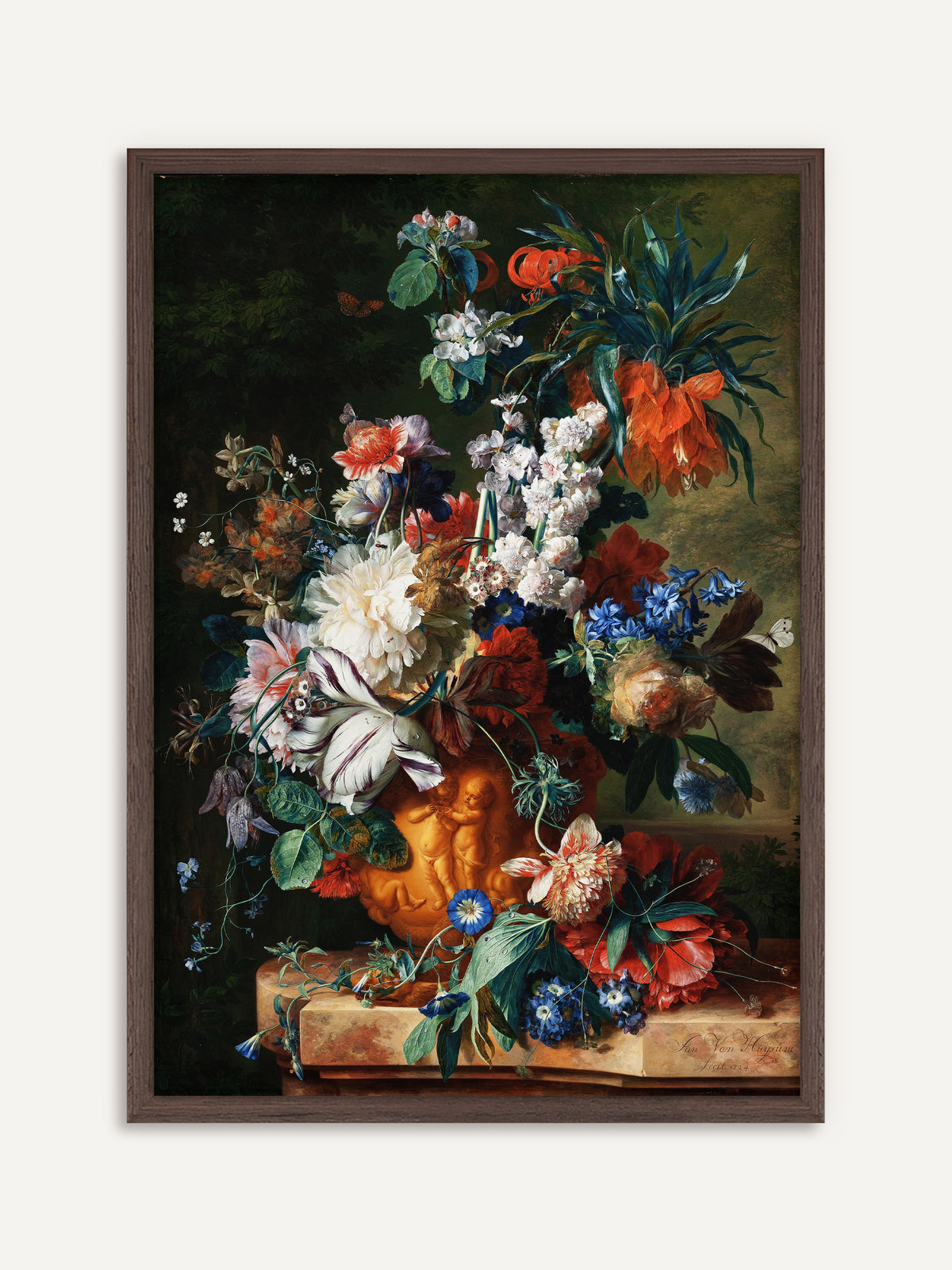 Poster, das eine Terrakottavase mit Puttenrelief voller Tulpen, Pfingstrosen, Kaiserkronen und Hyazinthen vor dunkelgrünem Grund zeigt. Der Rahmen aus dunklem Holz unterstreicht die moody Stimmung des Barock. #Rahmen_Dunkles Holz