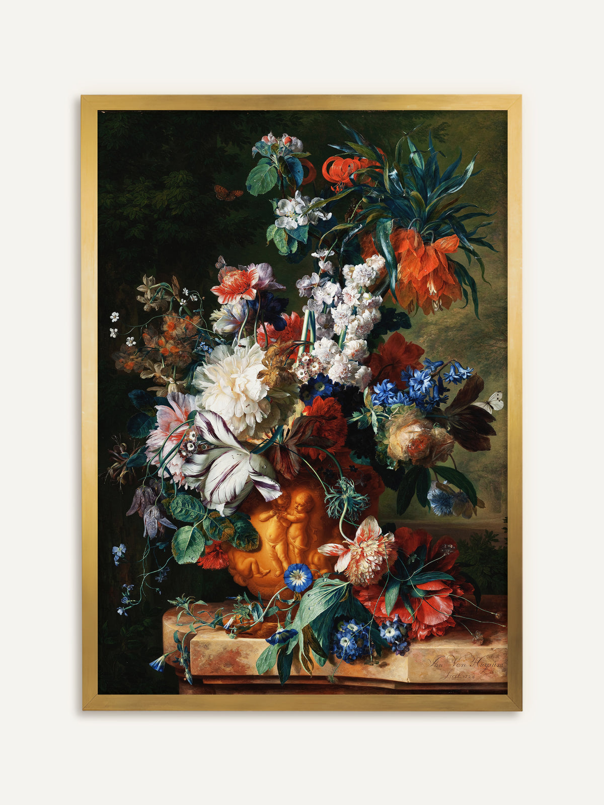 Wandbild, das eine Terrakottavase mit Puttenrelief voller Tulpen, Pfingstrosen, Kaiserkronen und Hyazinthen vor dunkelgrünem Grund zeigt. Im goldenen Rahmen wirkt das Blumenstillleben wie ein altes Galeriebild. #Rahmen_Gold